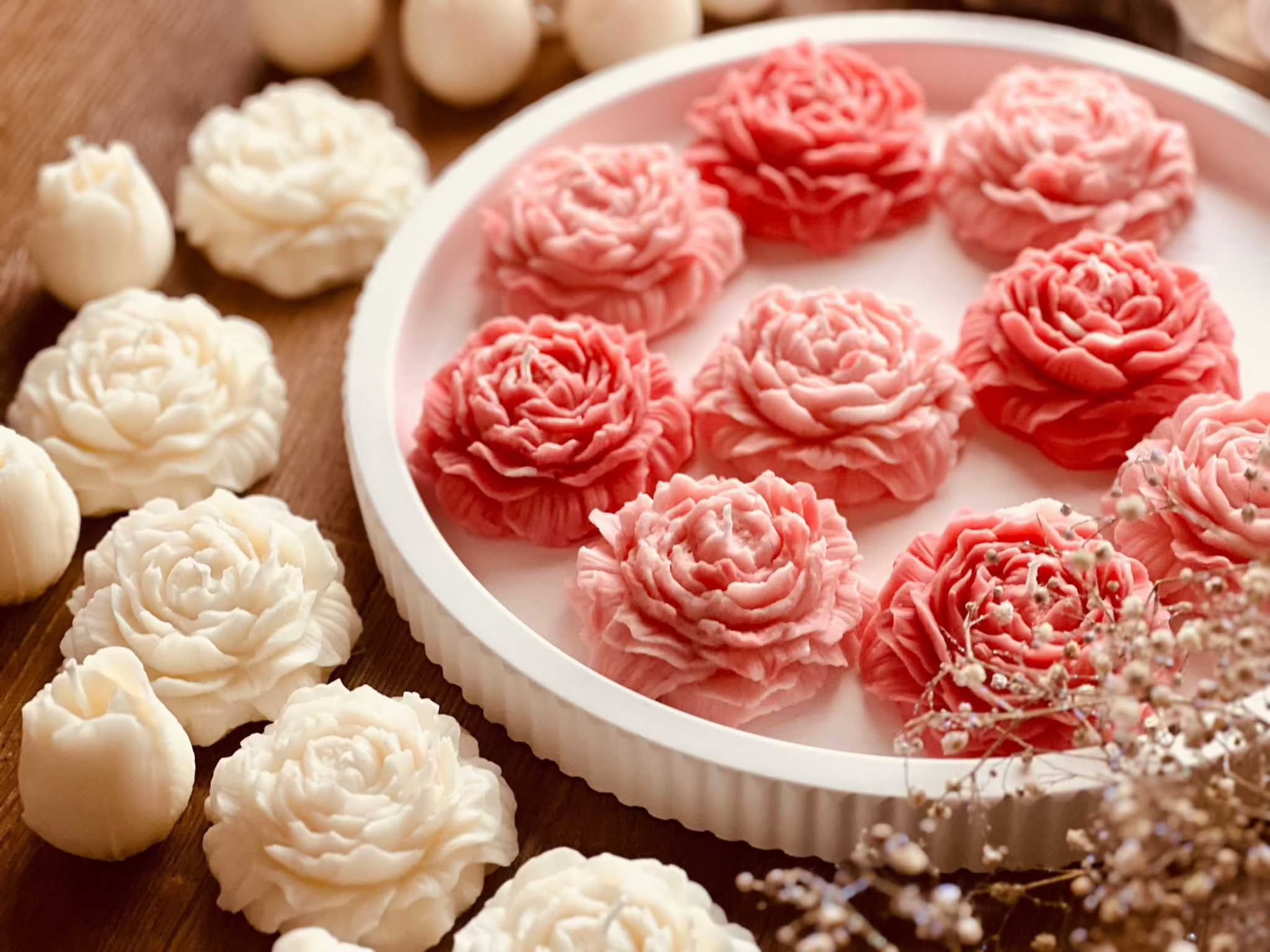 Handcrafted round ceramic tray with modern ribbed design, featuring intricate pink and white flower decorations.Straight Lines Giesskeramik Tablett Weisse Deko Stil