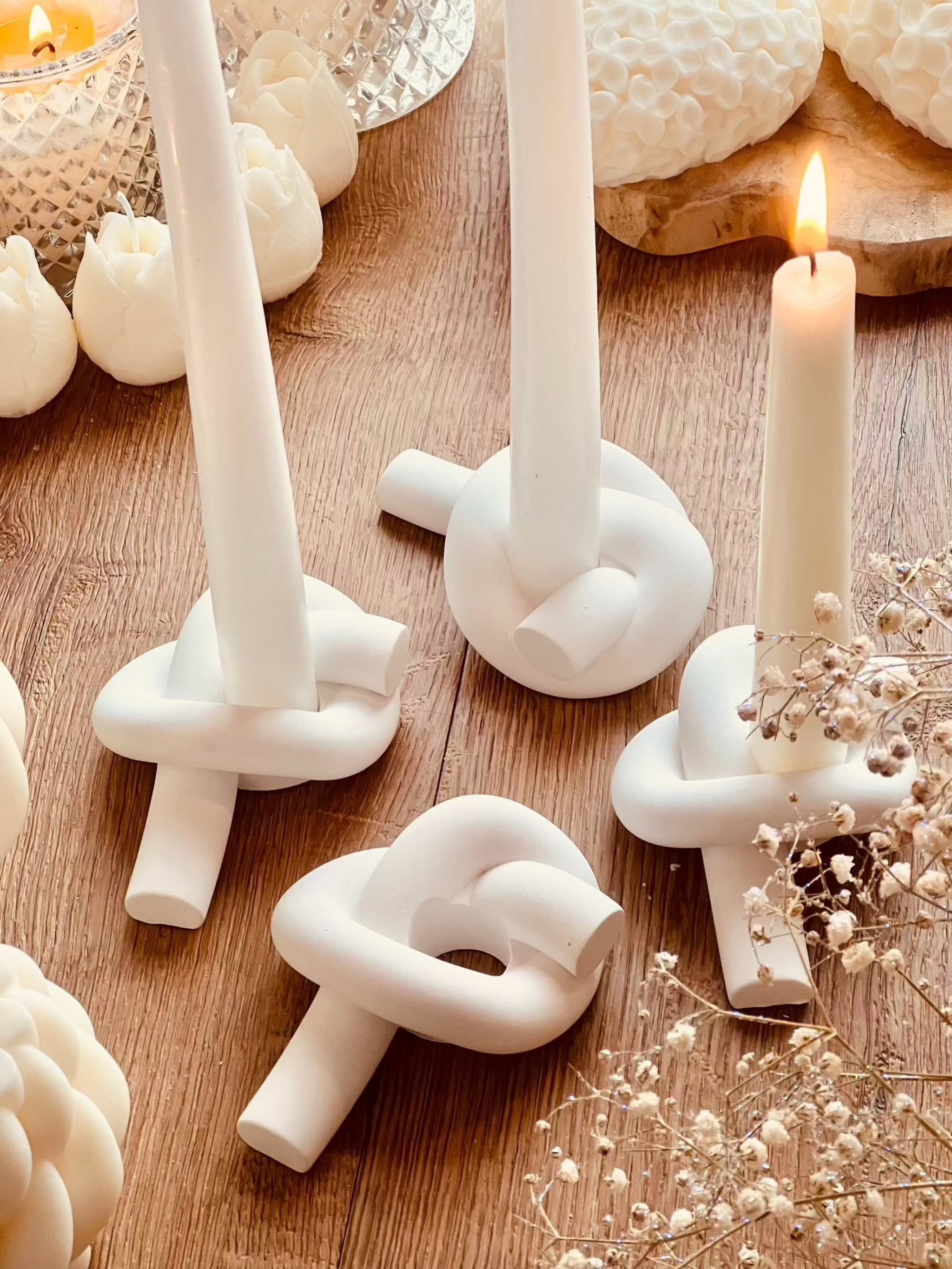 Weißer Kerzenhalter aus Gießkeramik mit skulpturalem Knoten-Design, handgefertigt und umweltfreundlich.  The Knot Kerzenhalter Giesskeramik Weisse Deko Skulptur