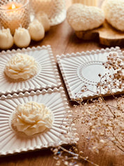 Handcrafted "The Lines" Gießkeramik tray with modern line pattern, perfect as decor or gift.The Lines Tablett Weisse Deko Giesskeramik Liebe zum Detail