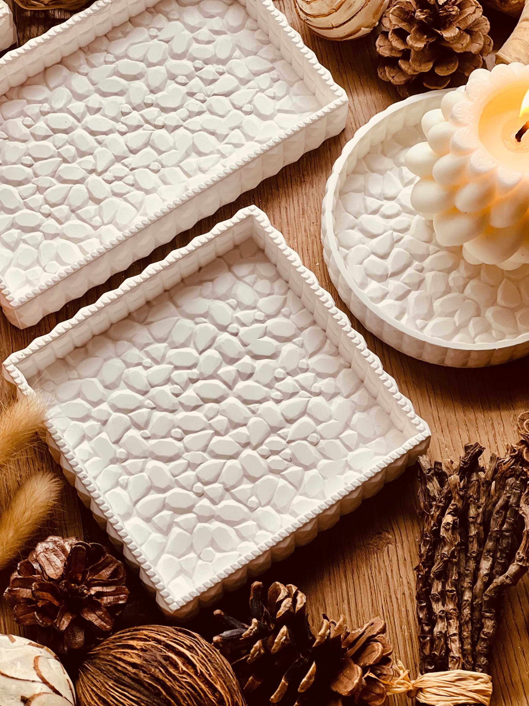 Weißes Gießkeramik Tablett  mit Textur, Dekoration für Wohnzimmer und Esszimmer. Weisse Deko Akzent Giesskeramik Tablett Steinoptik modern