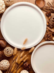 Handcrafted Gießkeramik tray with modern striped design, ideal for contemporary decor and gifting.Weisse Deko Akzent Tablett Giesskeramik Straight Lines Look