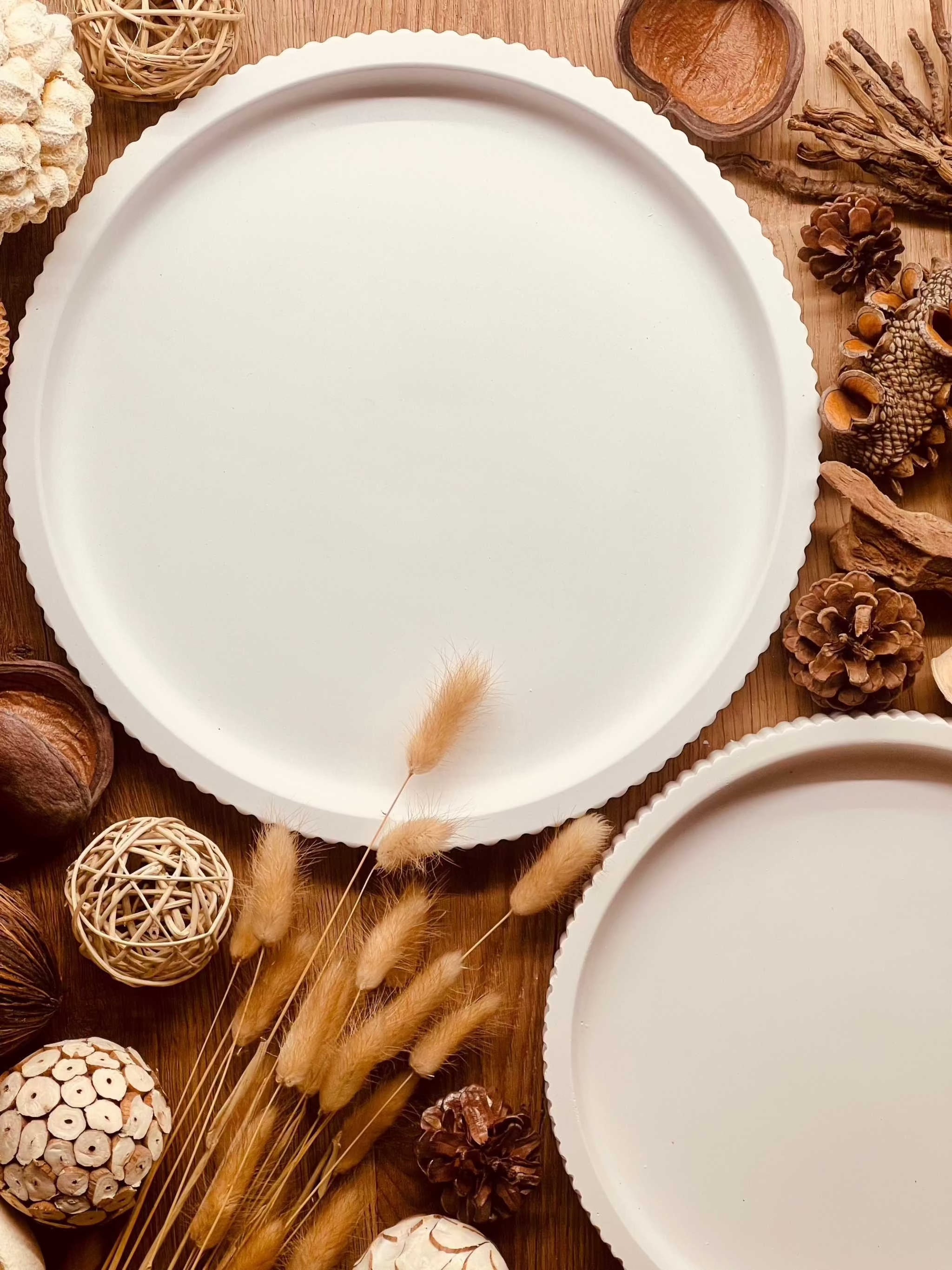Handcrafted Gießkeramik tray with modern striped design, ideal for contemporary decor and gifting.Weisse Deko Akzent Tablett Giesskeramik Straight Lines Look