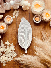 Weiße Gießkeramik-Schale in Blattform, ideal als dekoratives Element oder für die Aufbewahrung kleiner Gegenstände.Weisse Deko Blatt Design Ablage Giesskeramik The Leaf