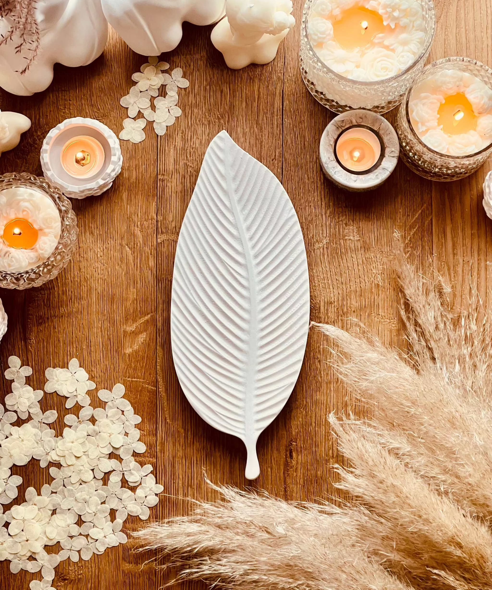 Weiße Gießkeramik-Schale in Blattform, ideal als dekoratives Element oder für die Aufbewahrung kleiner Gegenstände.Weisse Deko Blatt Design Ablage Giesskeramik The Leaf