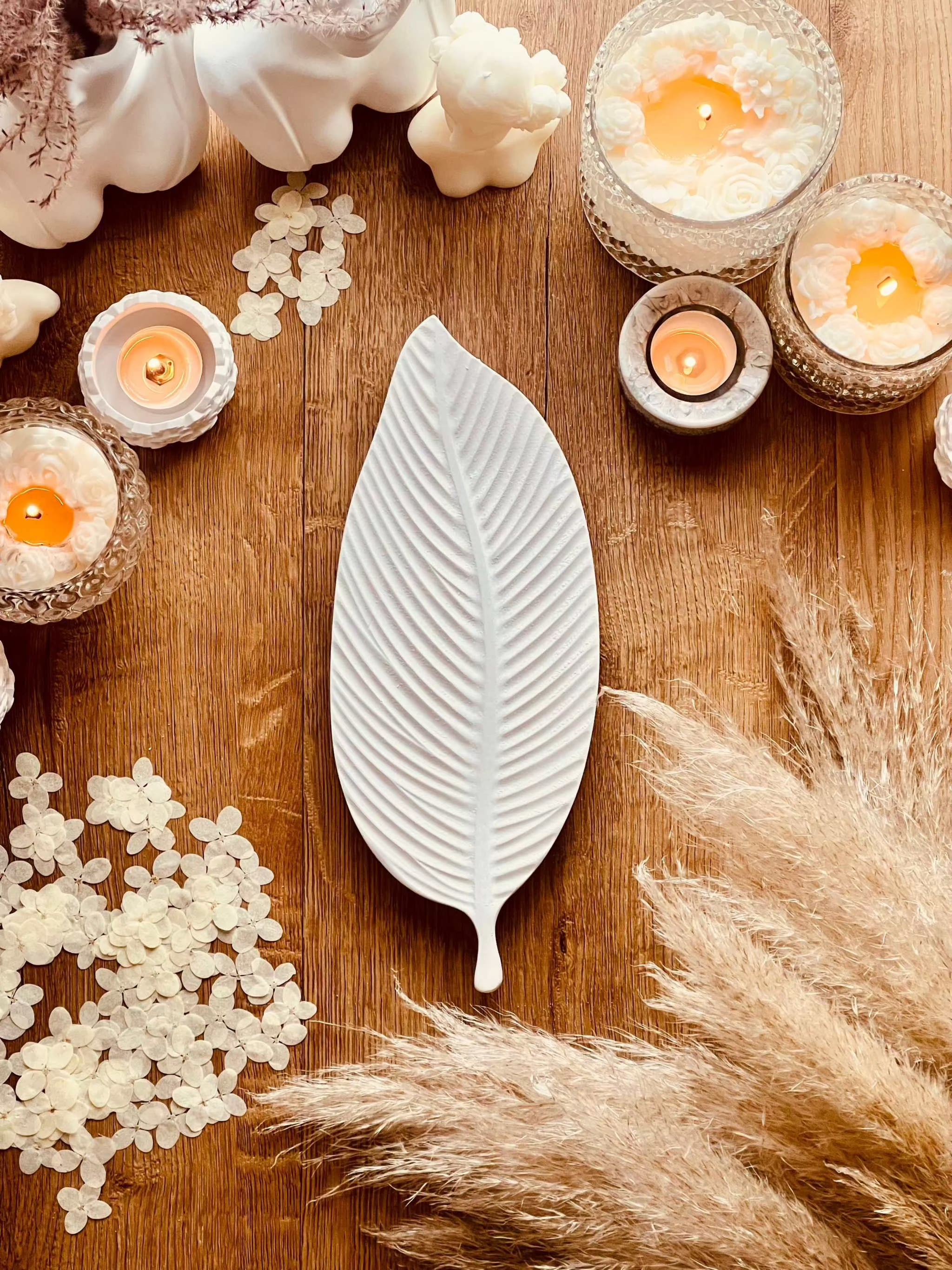 Weiße Gießkeramik-Schale in Blattform, ideal als dekoratives Element oder für die Aufbewahrung kleiner Gegenstände.Weisse Deko Blatt Design Ablage Giesskeramik The Leaf