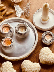 Handcrafted ceramic tealight holders set with glittering design, featuring four tealight holders, two candle holders, and a matching tray.Weisse Deko Giesskeramik Glitzerset mit Tablett und Haltern