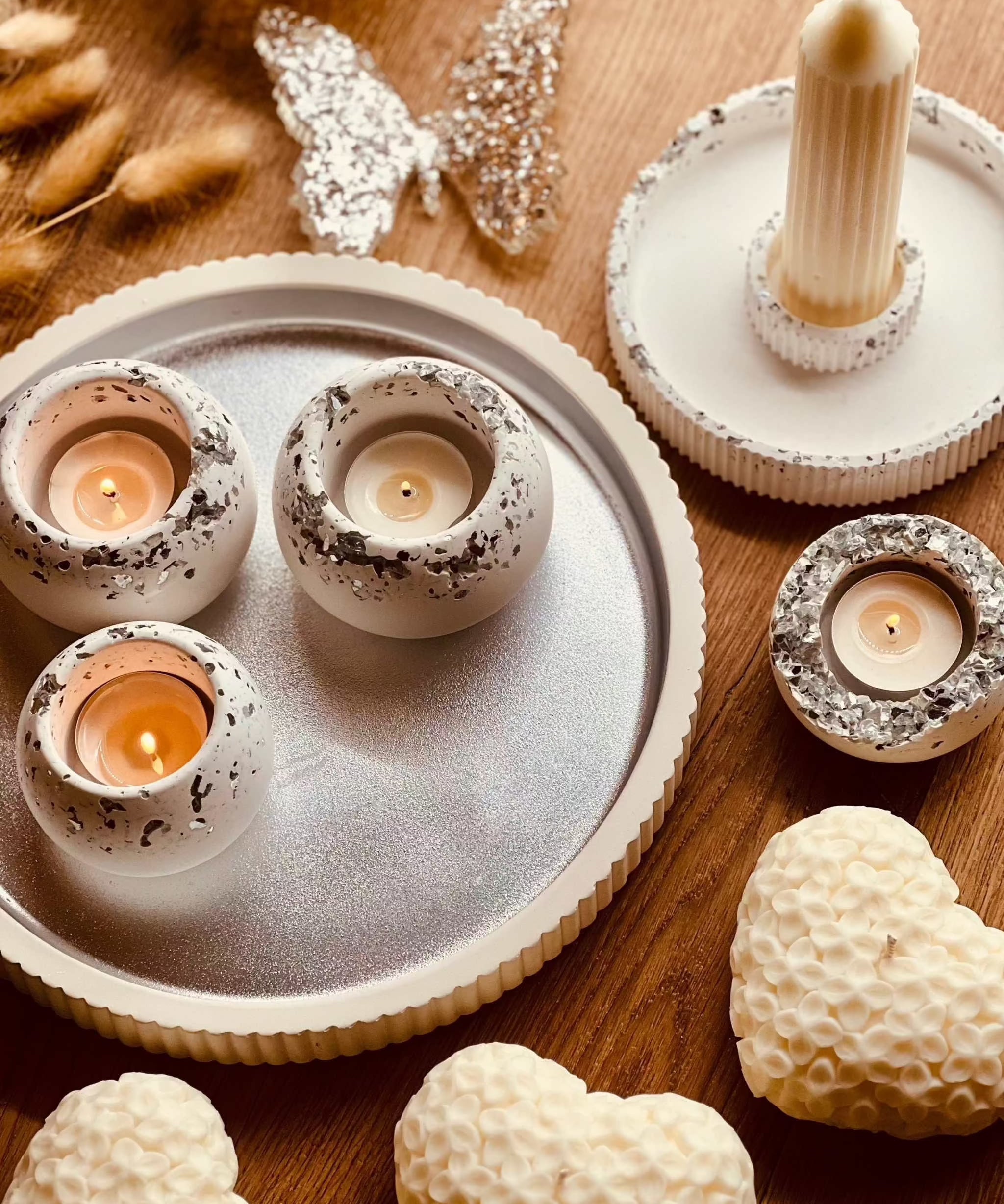 Handcrafted ceramic tealight holders set with glittering design, featuring four tealight holders, two candle holders, and a matching tray.Weisse Deko Giesskeramik Glitzerset mit Tablett und Haltern