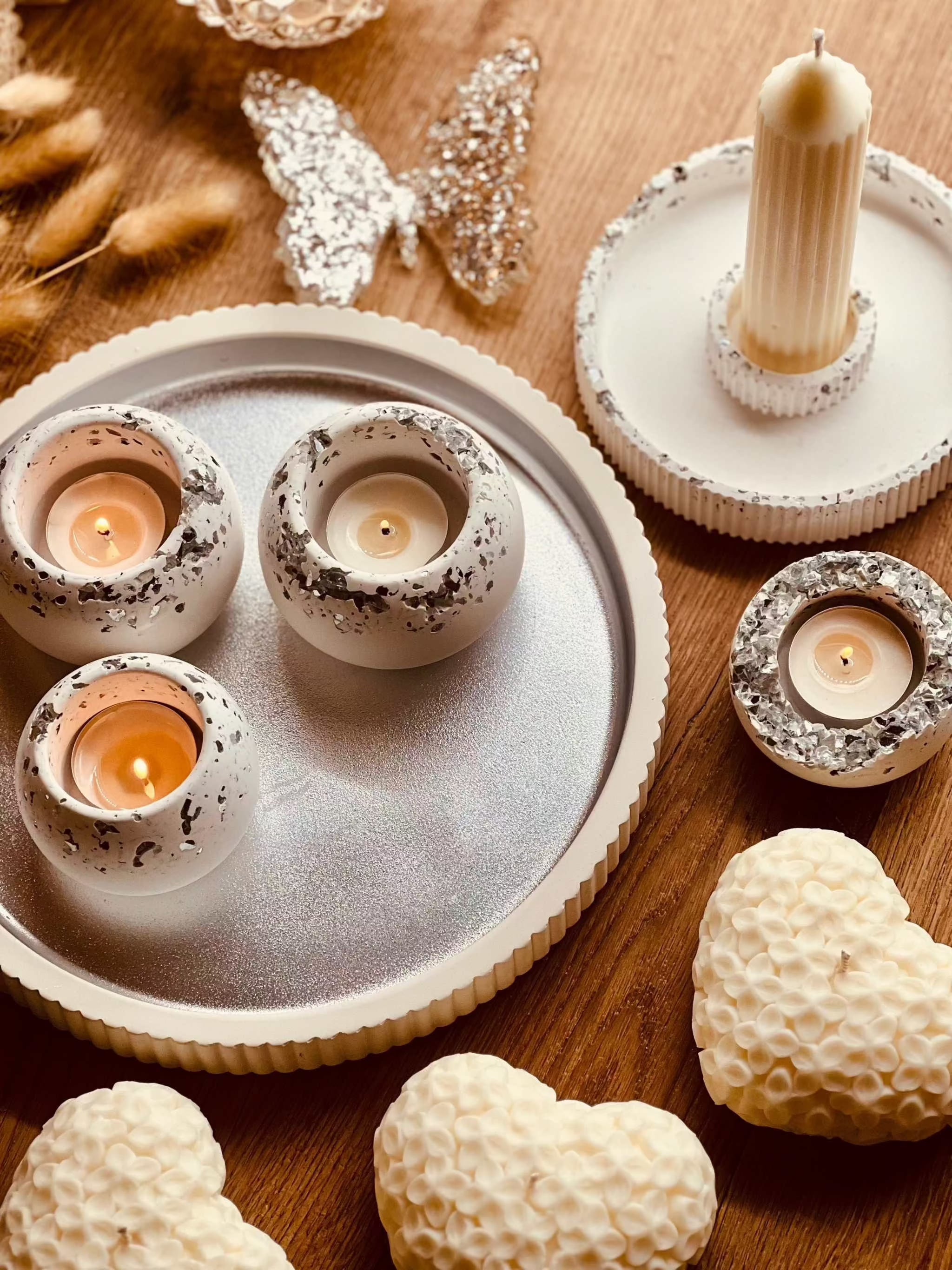 Handcrafted ceramic tealight holders set with glittering design, featuring four tealight holders, two candle holders, and a matching tray.Weisse Deko Giesskeramik Glitzerset mit Tablett und Haltern