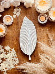 Elegante Blattschale aus weißer Gießkeramik, ideal als Dekorationsstück oder für die Aufbewahrung von Kleinigkeiten.Weisse Deko Highlight Giesskeramik Blatt Design The Leaf