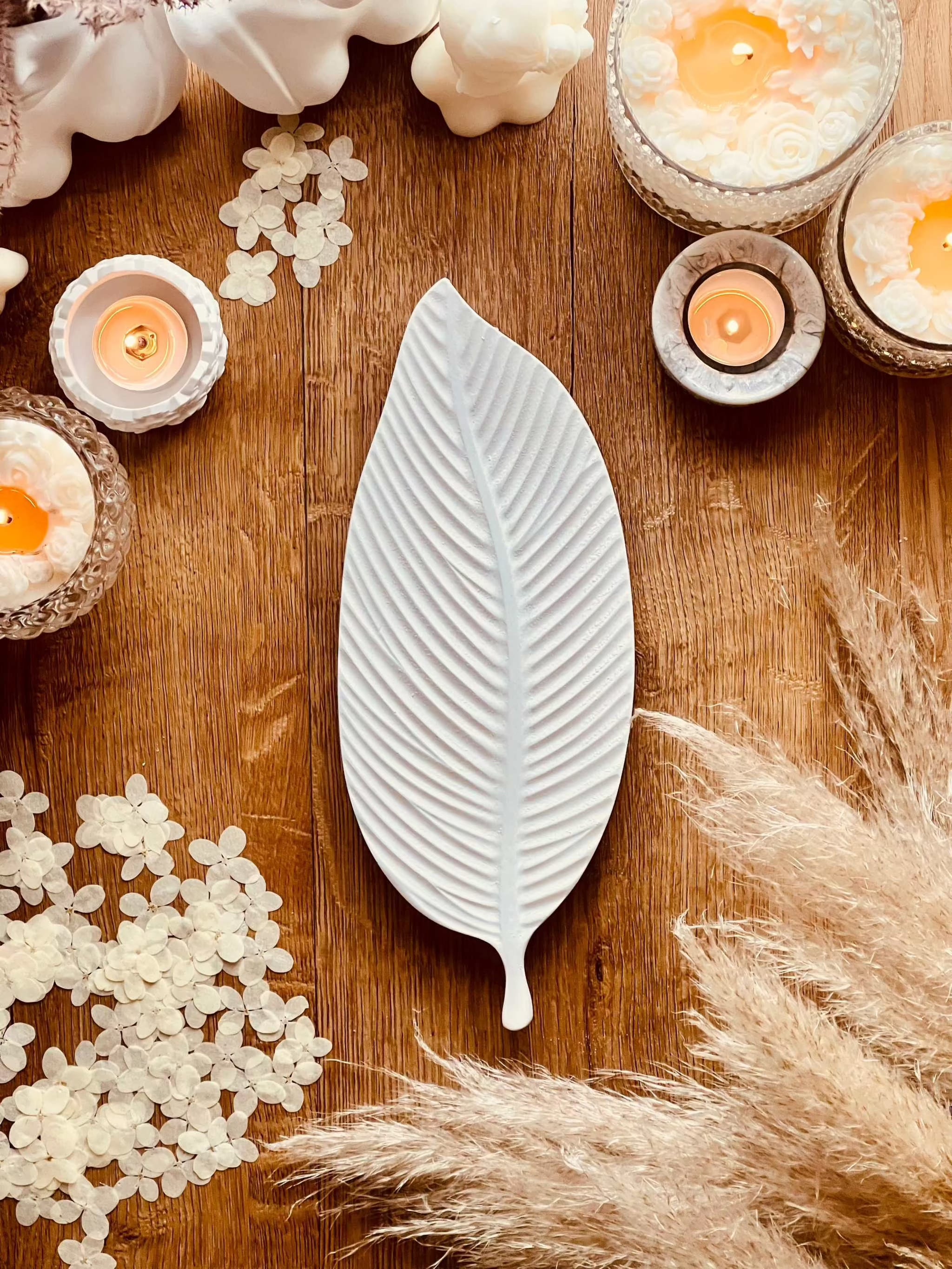 Elegante Blattschale aus weißer Gießkeramik, ideal als Dekorationsstück oder für die Aufbewahrung von Kleinigkeiten.Weisse Deko Highlight Giesskeramik Blatt Design The Leaf
