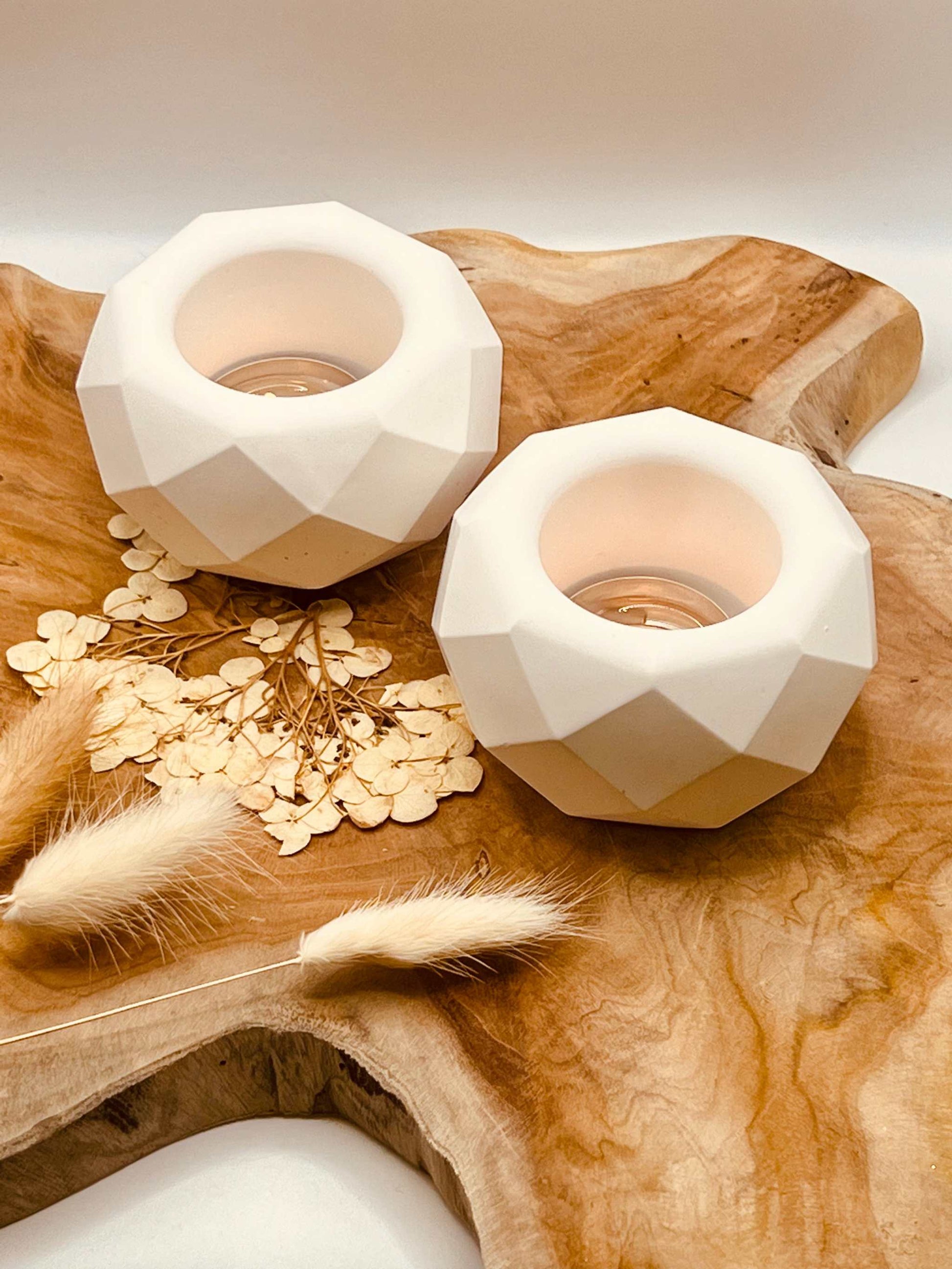 Weißer Teelichthalter aus Gießkeramik, handgefertigt für dekorative Zwecke und stimmungsvolles Licht.Weisse Deko Lichtobjekte Giesskeramik Halter minimalistisch