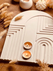 Oval Gießkeramik tablett mit modernen Linien und Kerzen, ideal als Wohnaccessoire.Weisse Deko Rillen Design Tablett Giesskeramik Candle Lines