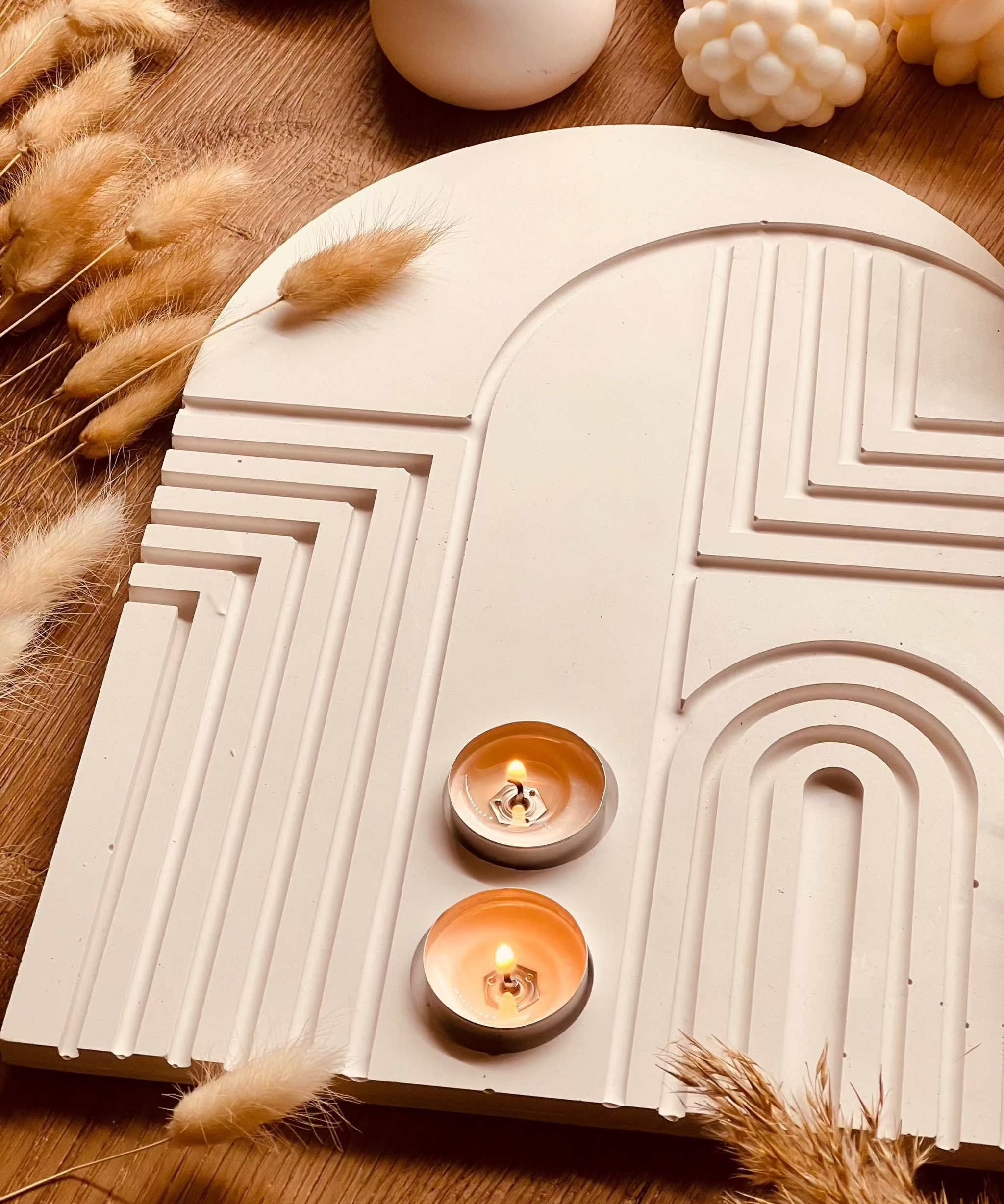 Oval Gießkeramik tablett mit modernen Linien und Kerzen, ideal als Wohnaccessoire.Weisse Deko Rillen Design Tablett Giesskeramik Candle Lines