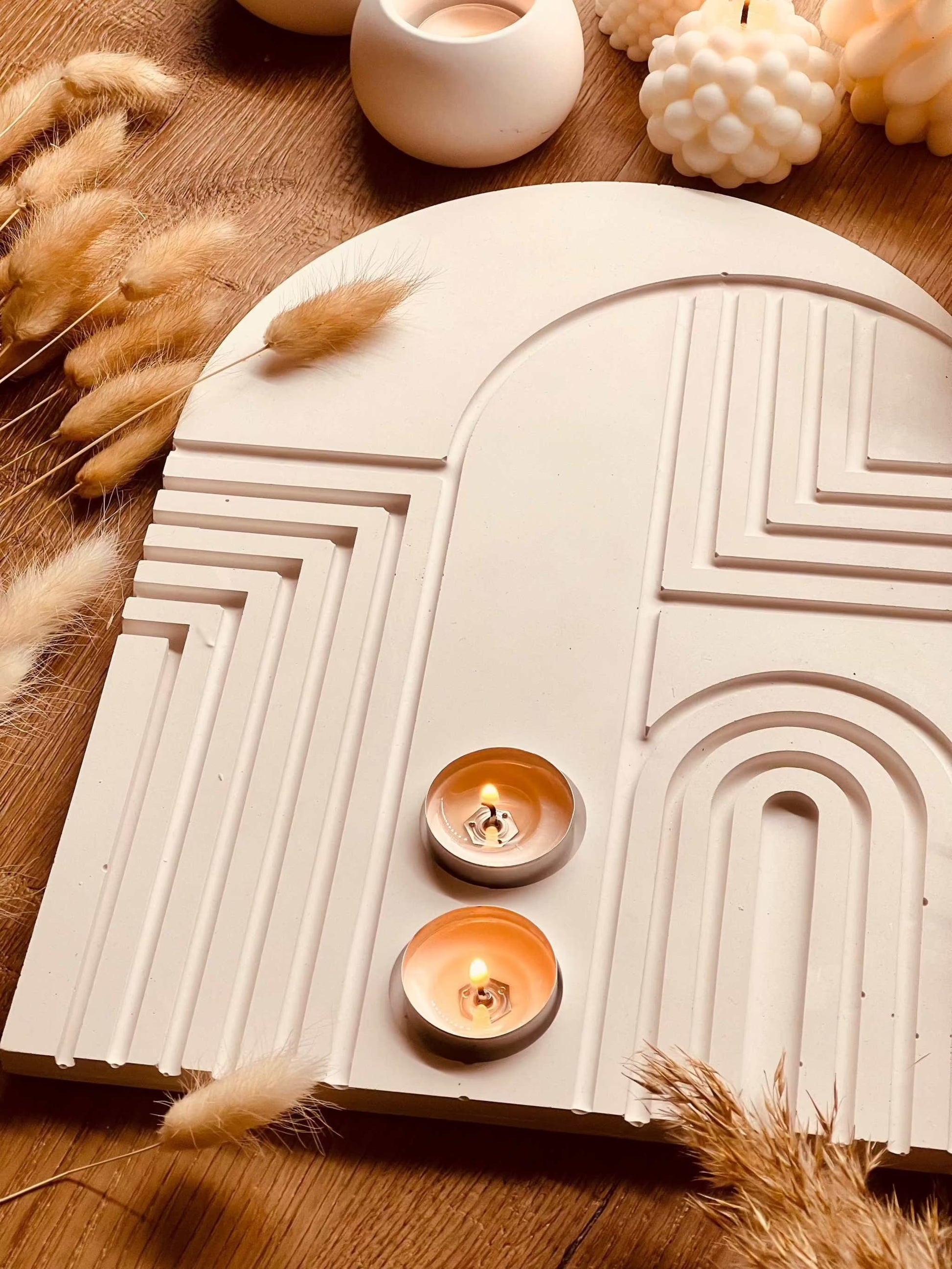 Oval Gießkeramik tablett mit modernen Linien und Kerzen, ideal als Wohnaccessoire.Weisse Deko Rillen Design Tablett Giesskeramik Candle Lines