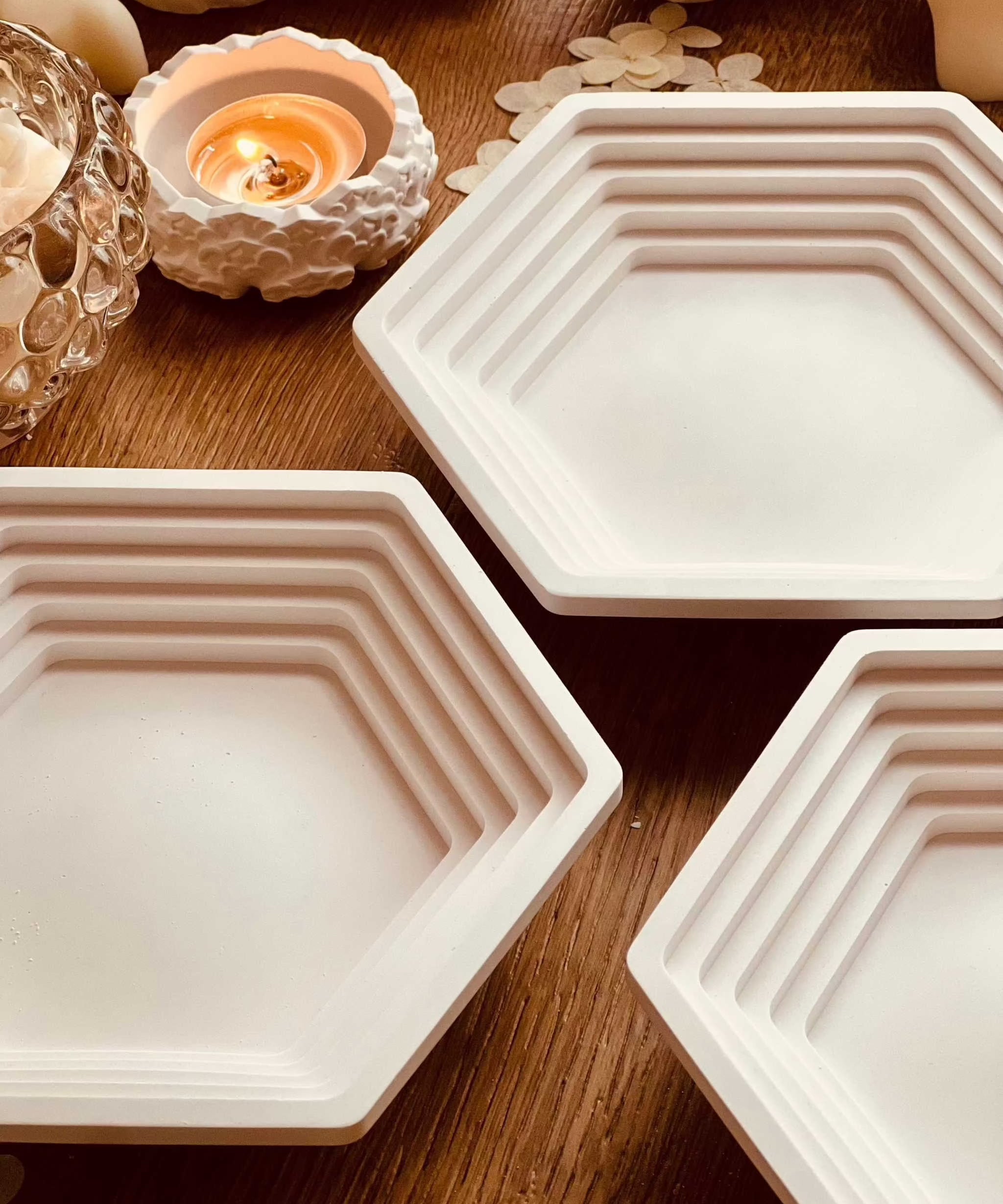 Square geometrical Gießkeramik tray with modern design and eco-friendly craftsmanship.Weisse Deko Schale aus Giesskeramik The Square Form