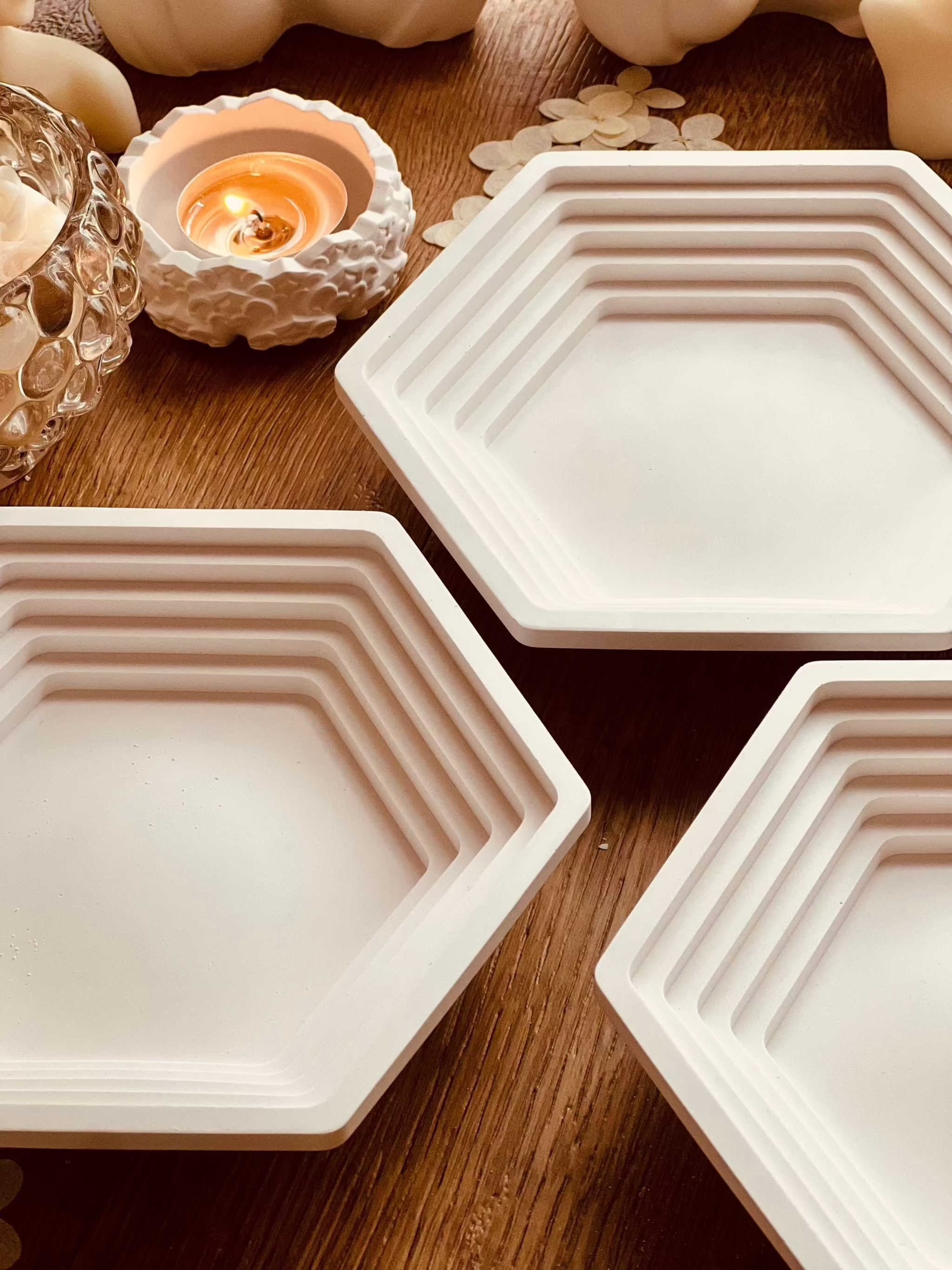 Square geometrical Gießkeramik tray with modern design and eco-friendly craftsmanship.Weisse Deko Schale aus Giesskeramik The Square Form