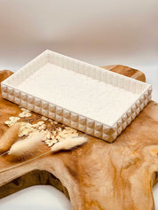 Wohnaccessoire aus weißer Keramik für stilvolle Dekoration. Gießkeramik Tablett .Weisse Deko Stein Optik Tablett Giesskeramik modern edel