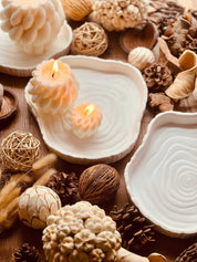 Handcrafted Gießkeramik tray with rustic woodlook design, ideal as decor or gift.Weisse Deko Tablett Giesskeramik mit Holzoptik Look