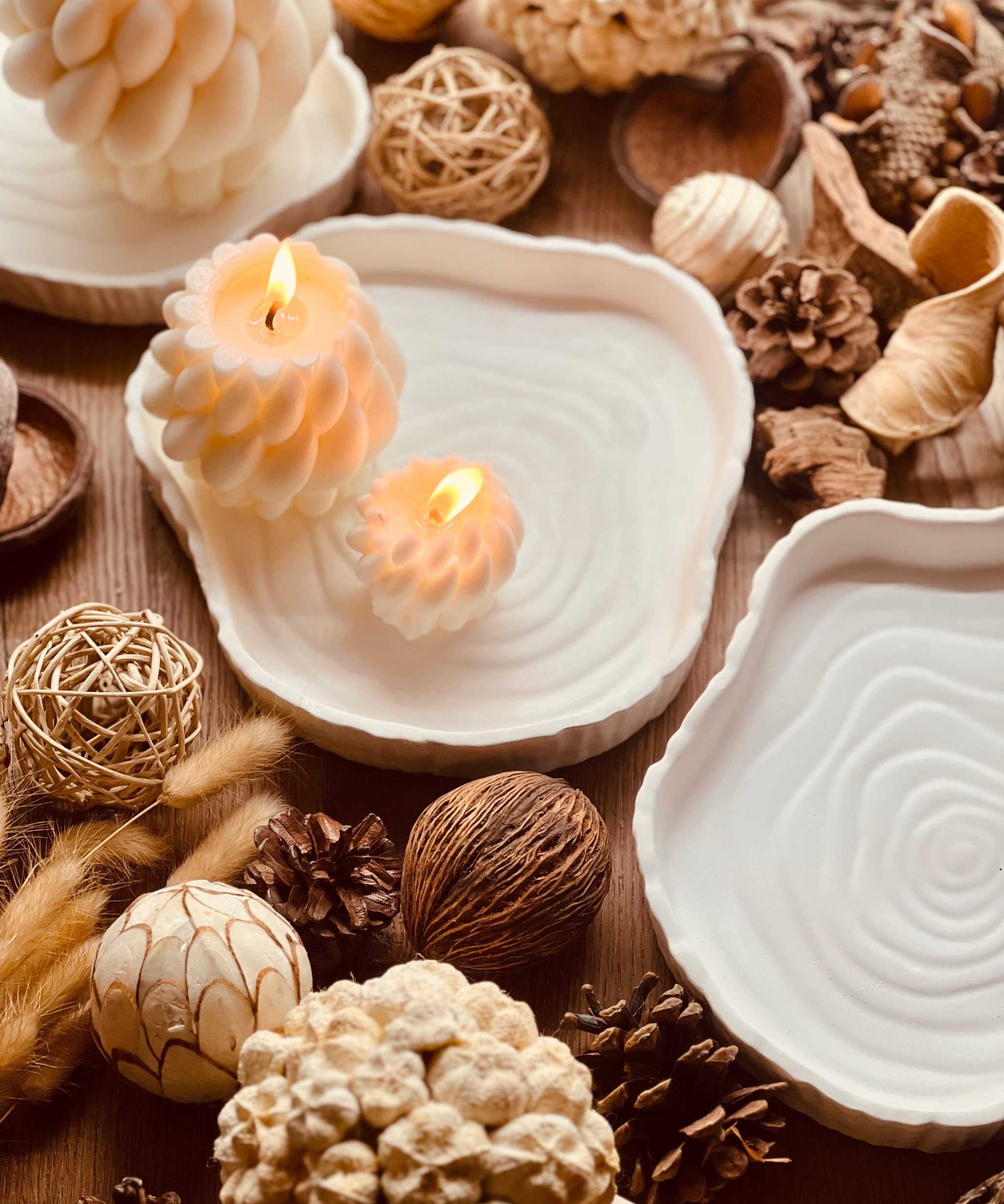 Handcrafted Gießkeramik tray with rustic woodlook design, ideal as decor or gift.Weisse Deko Tablett Giesskeramik mit Holzoptik Look