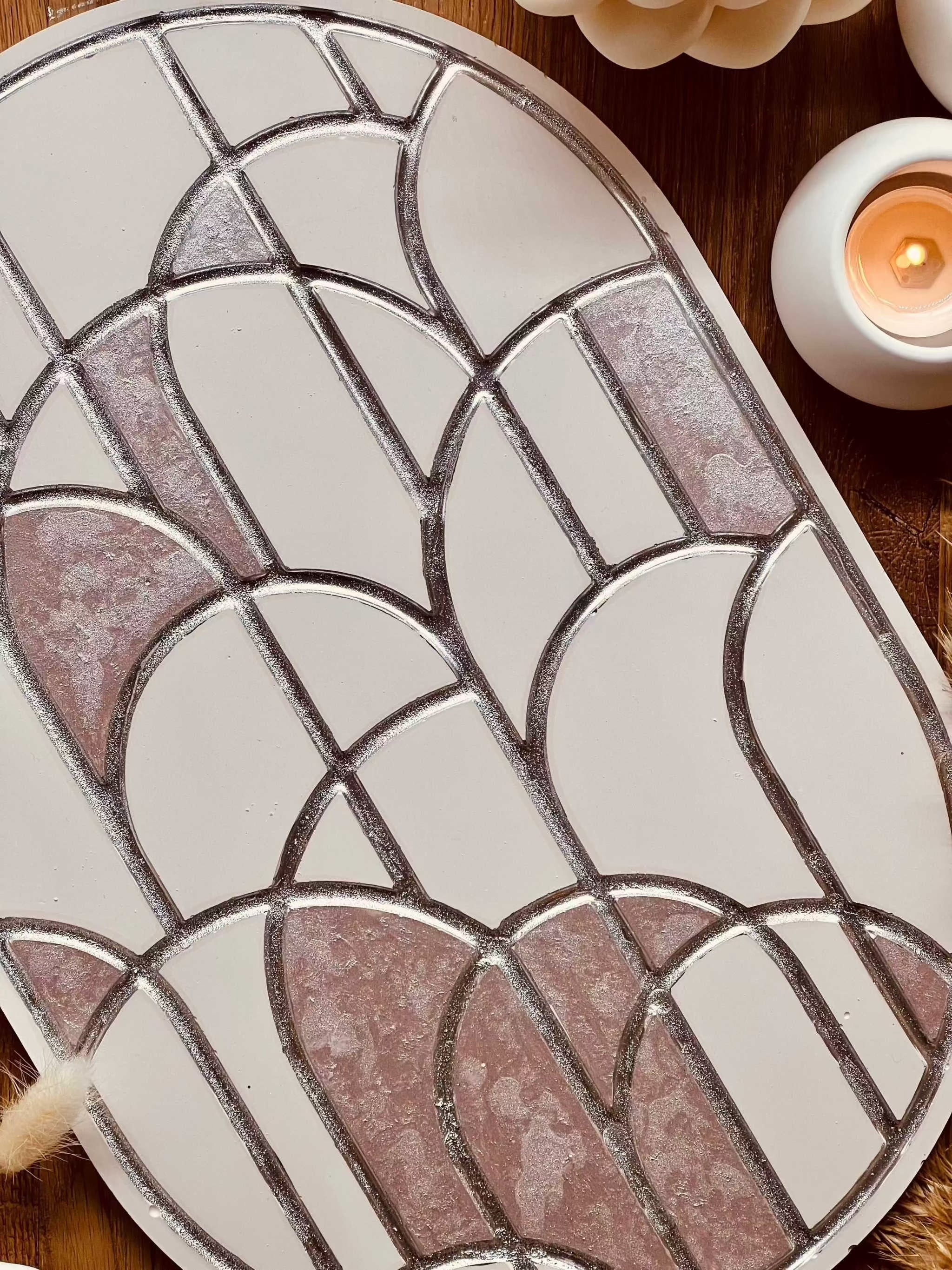 Oval ceramic tray "The Crazy Lines" with modern white, pink, and silver pattern.Weisse Deko Tablett Giesskeramik rosa silber Crazy Lines
