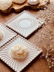 Handcrafted Gießkeramik tablett with modern line pattern, ideal for stylish home decor and gifting.Weisse Deko Tablett The Lines aus Giesskeramik verspielt
