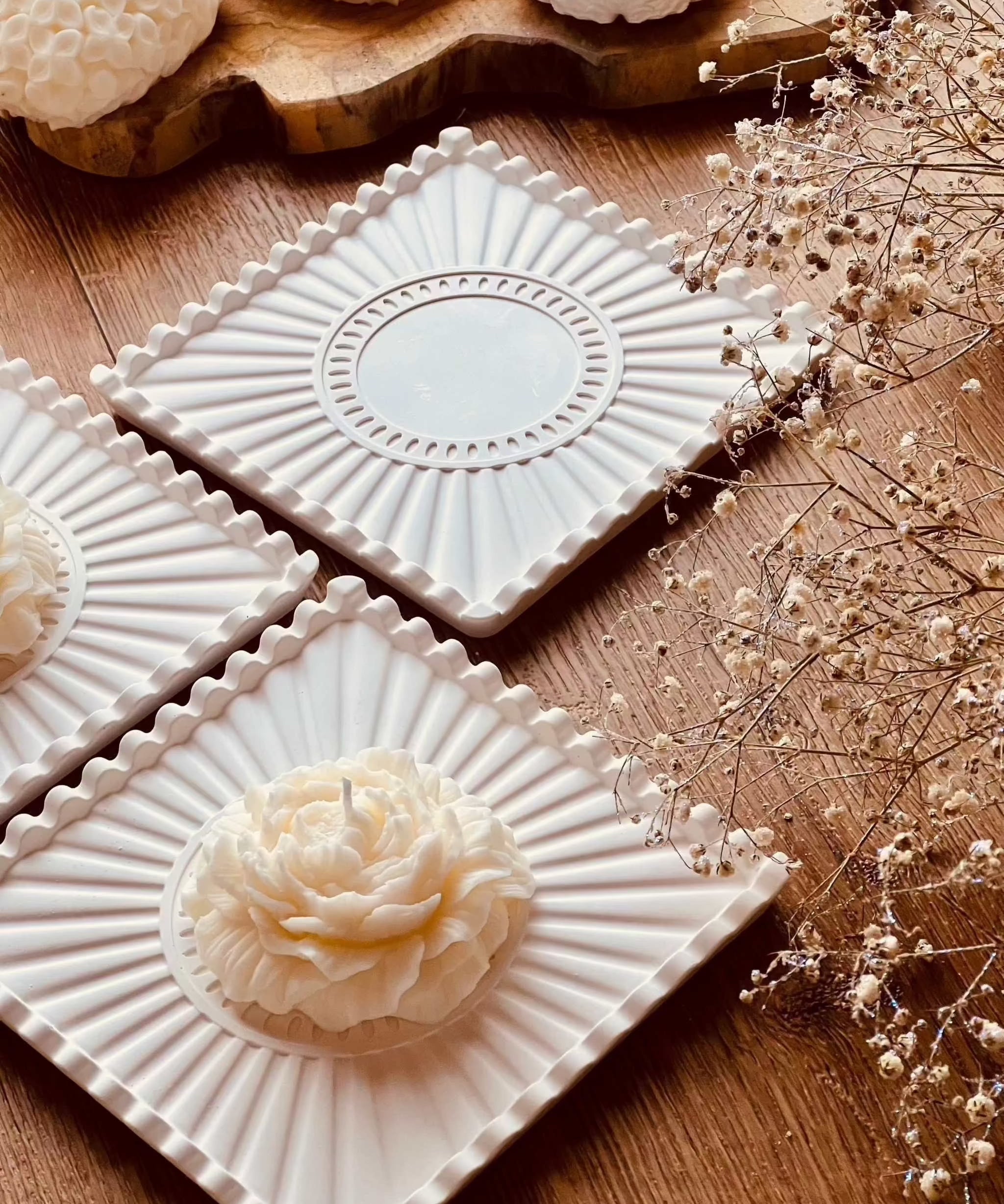 Handcrafted Gießkeramik tablett with modern line pattern, ideal for stylish home decor and gifting.Weisse Deko Tablett The Lines aus Giesskeramik verspielt