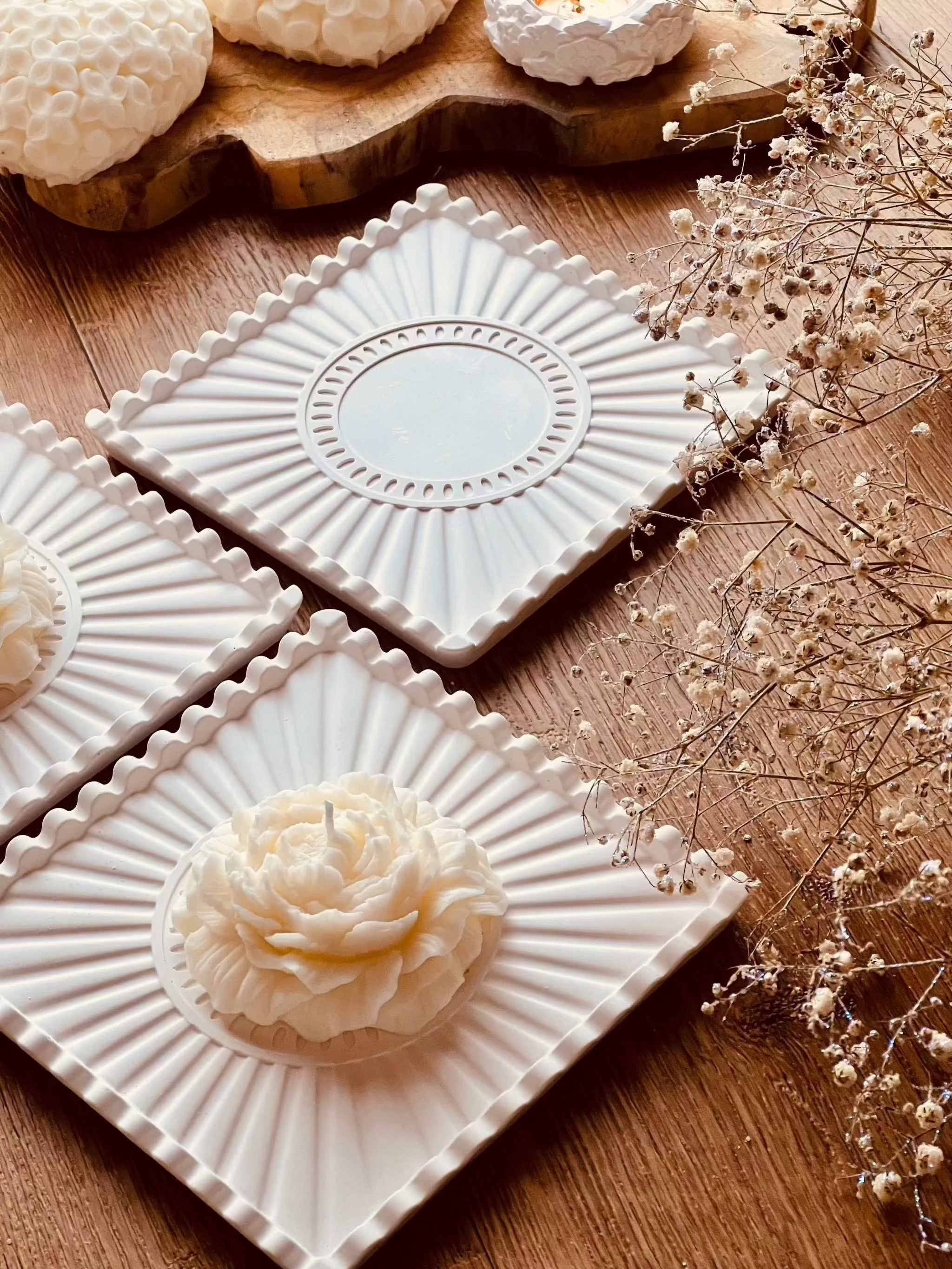 Handcrafted Gießkeramik tablett with modern line pattern, ideal for stylish home decor and gifting.Weisse Deko Tablett The Lines aus Giesskeramik verspielt