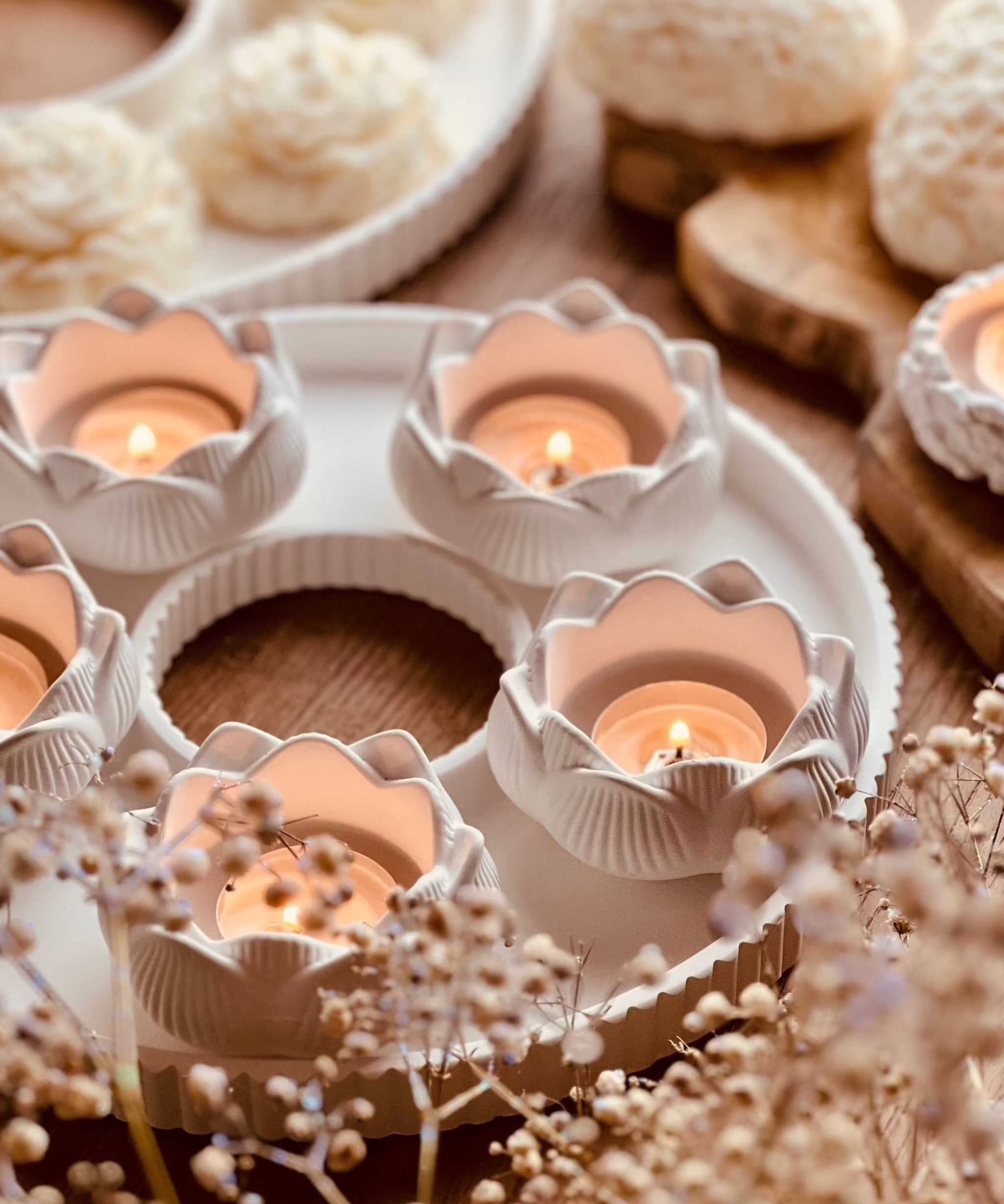 Handcrafted Gießkeramik candle tray with grooves and lit candles, modern decor.Weisse Deko Tablett aus Giesskeramik mit Rillen Straight Lines