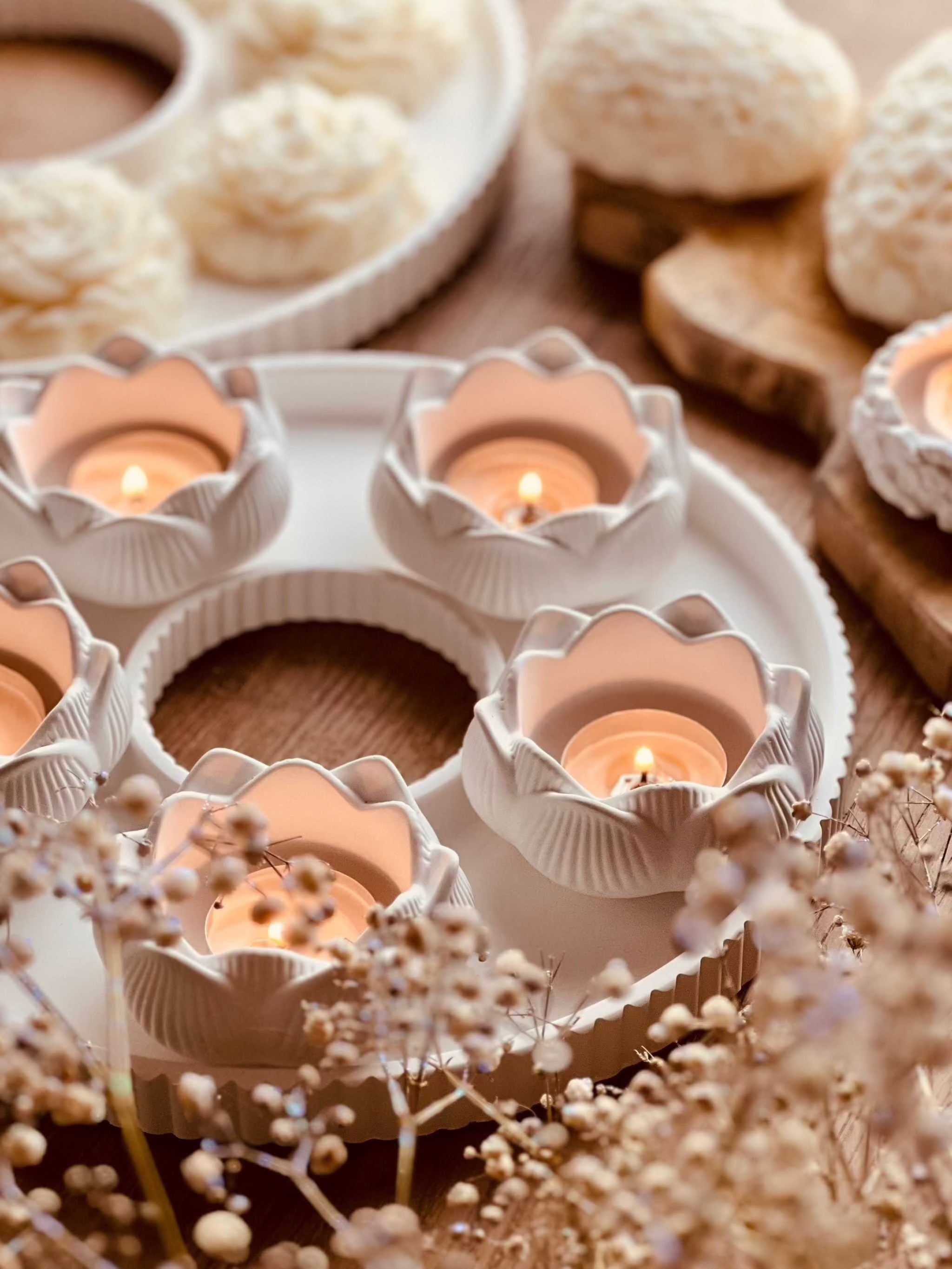 Handcrafted Gießkeramik candle tray with grooves and lit candles, modern decor.Weisse Deko Tablett aus Giesskeramik mit Rillen Straight Lines