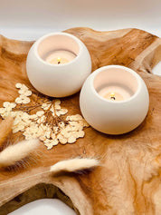Handgefertigte Gießkeramik Teelichthalter, minimalistische Designs, auf Holztisch dekoriert.