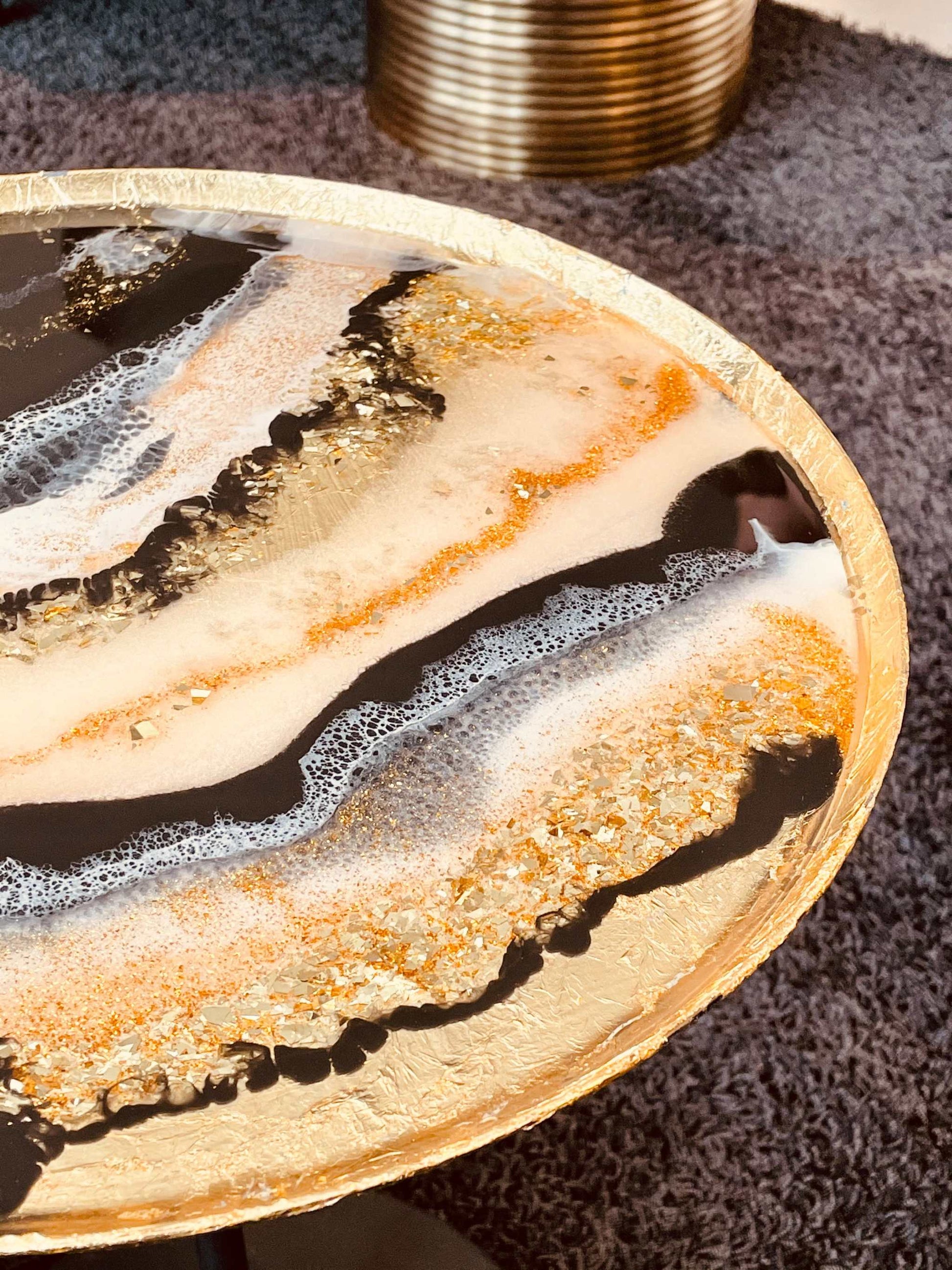 Zwei elegante Couchtische aus Epoxidharz in Gold, Schwarz und Weiß – veredelt mit Blattgold, Durchmesser 33 und 35 cm