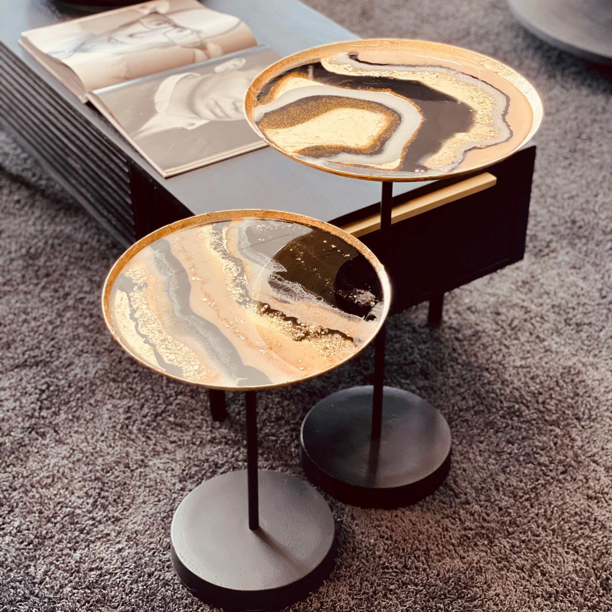 Zweiteiliges Epoxidharz Couchtisch-Set in Schwarz, Weiß, Gold und Perlmutt – mit Blattgold veredelt und in Handarbeit gefertigt