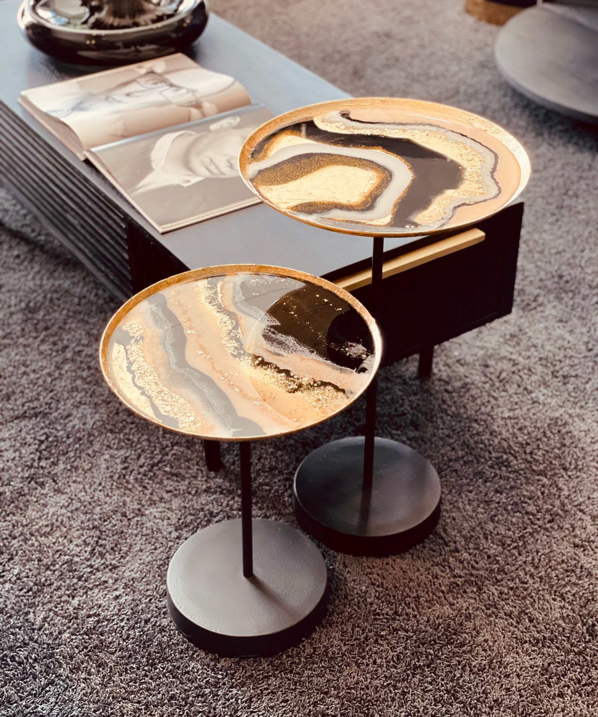 Zweiteiliges Epoxidharz Couchtisch-Set in Schwarz, Weiß, Gold und Perlmutt – mit Blattgold veredelt und in Handarbeit gefertigt