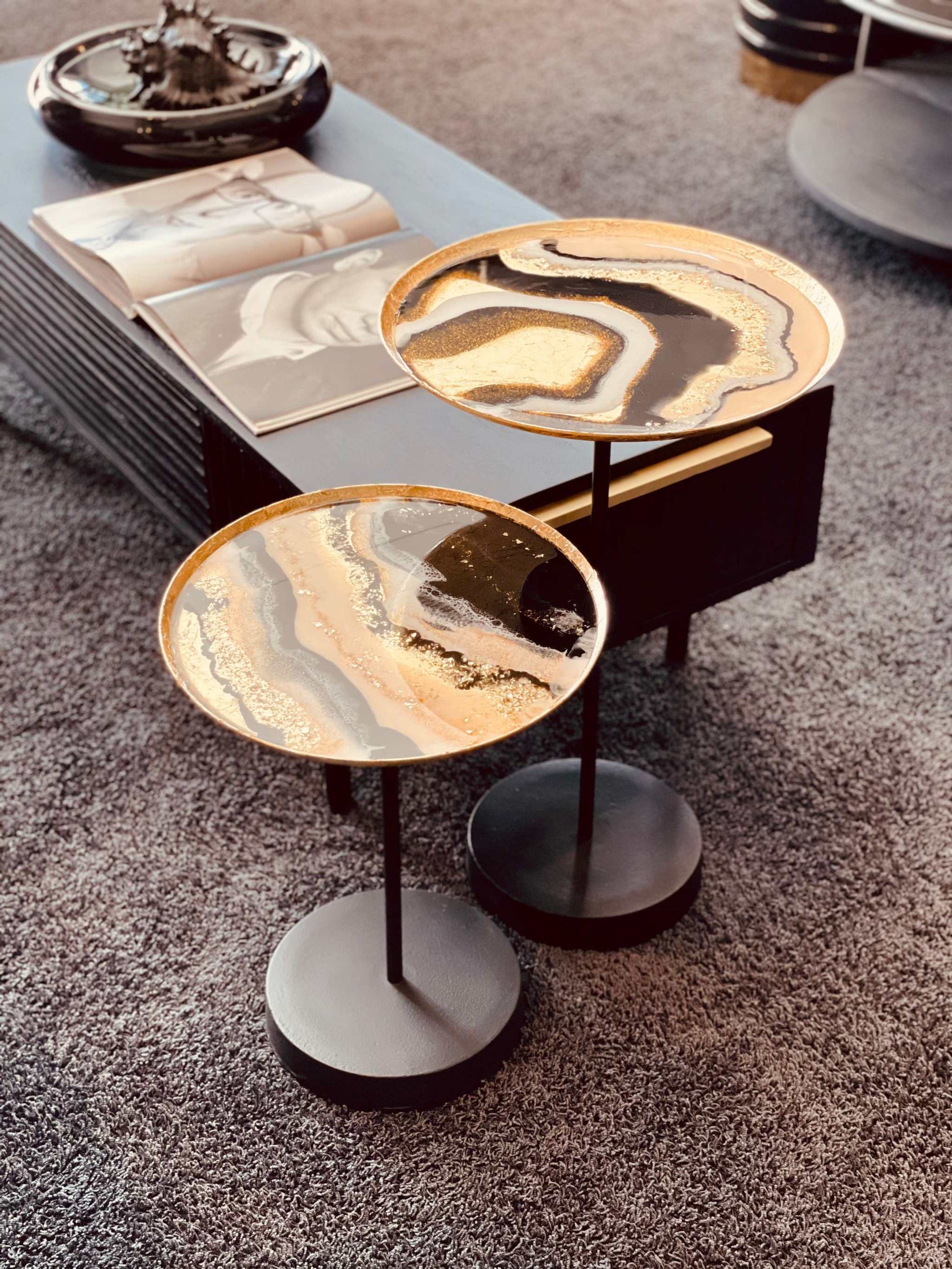 Zweiteiliges Epoxidharz Couchtisch-Set in Schwarz, Weiß, Gold und Perlmutt – mit Blattgold veredelt und in Handarbeit gefertigt