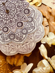 Exklusive Mandala Etagere mit violetten Glitzerakzenten. Handgefertigt aus Keramik, ideal für besondere Geschenke oder als Deko-Highlight.  detailreiche Mandala Etagere Giesskeramik weisse Deko