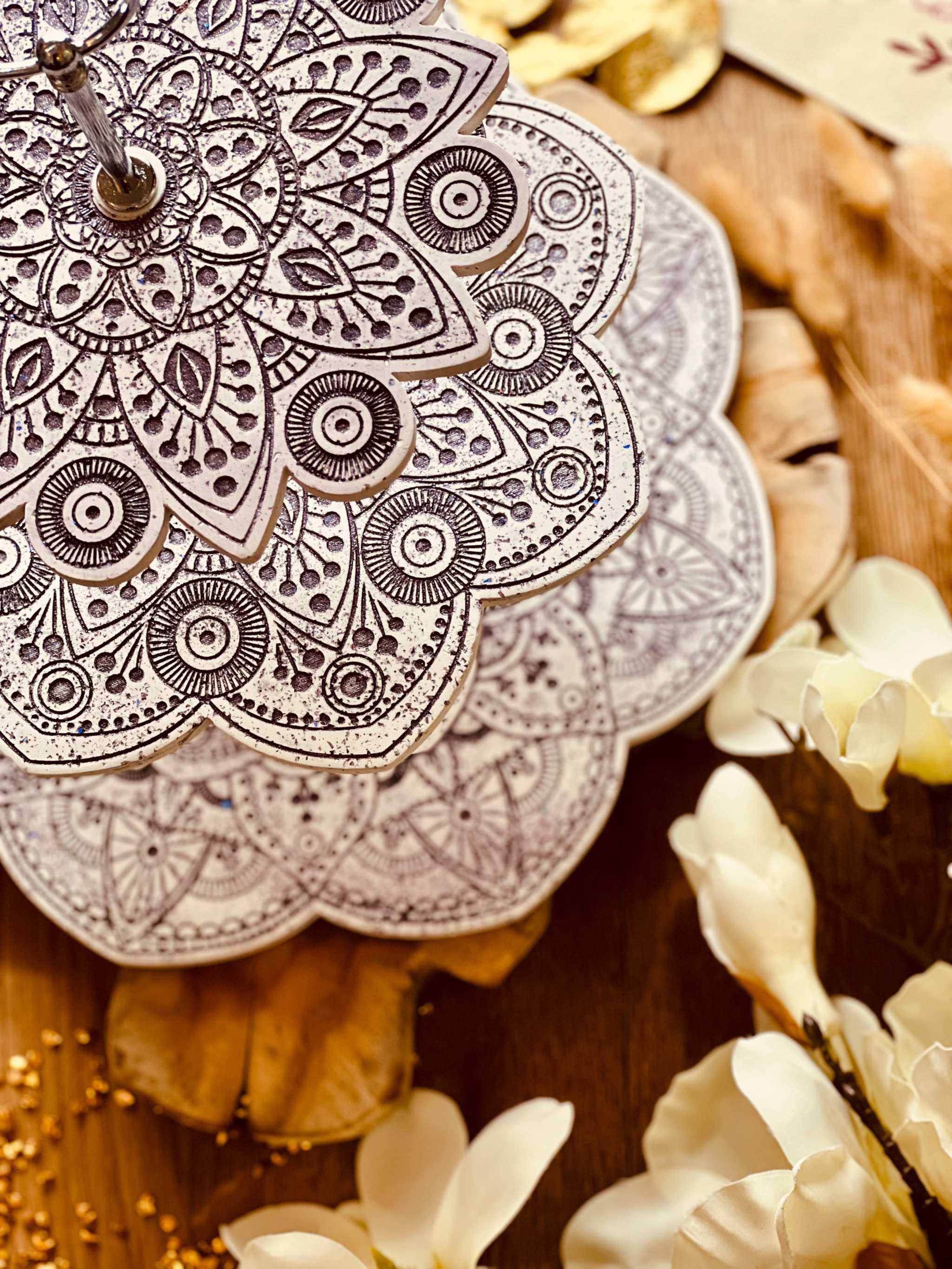 Exklusive Mandala Etagere mit violetten Glitzerakzenten. Handgefertigt aus Keramik, ideal für besondere Geschenke oder als Deko-Highlight.  detailreiche Mandala Etagere Giesskeramik weisse Deko