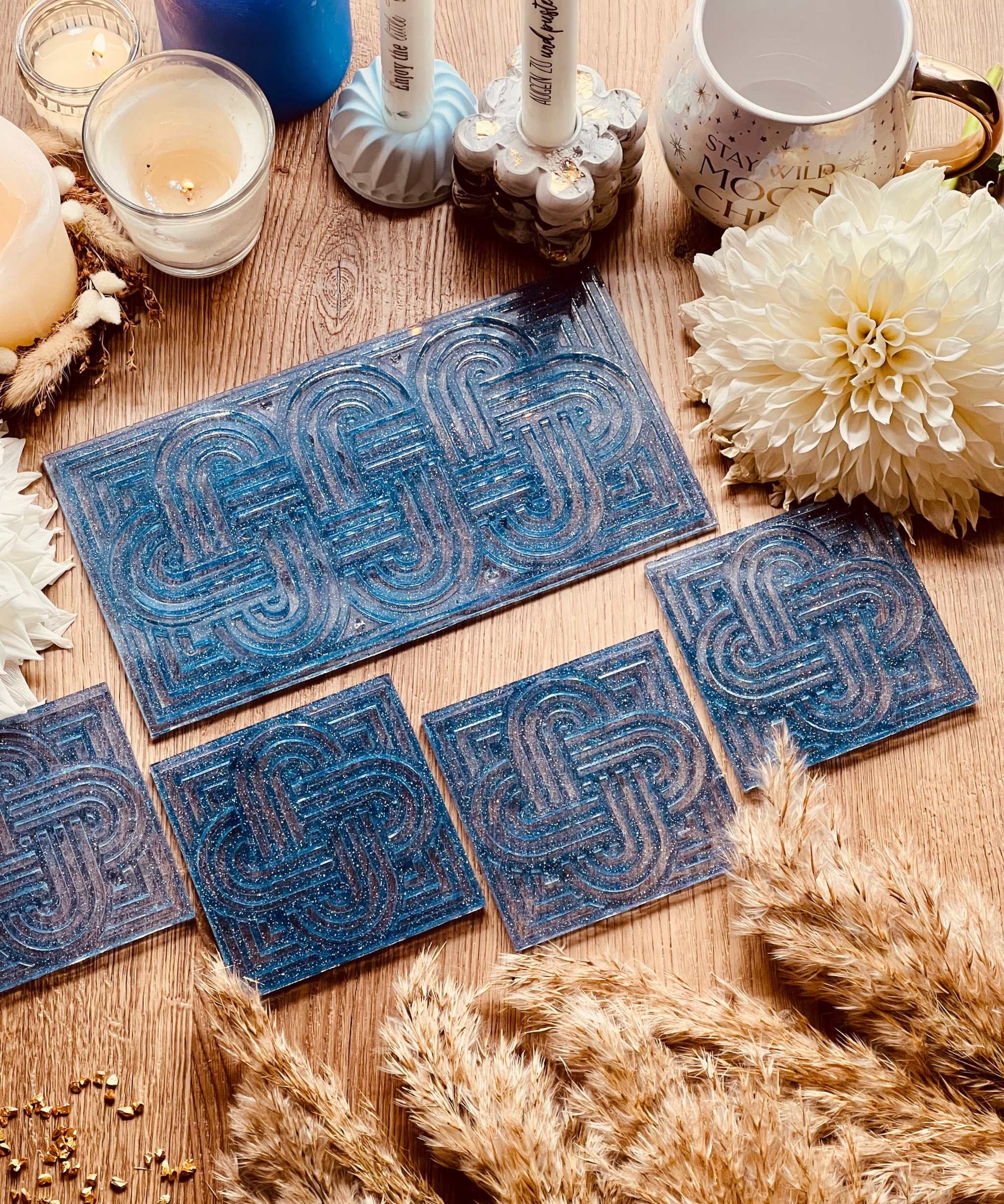 handgemachtes blaues Resin Tablett und 4 Untersetzer mit glitzerndem Knot Design auf Holztisch dekoriert