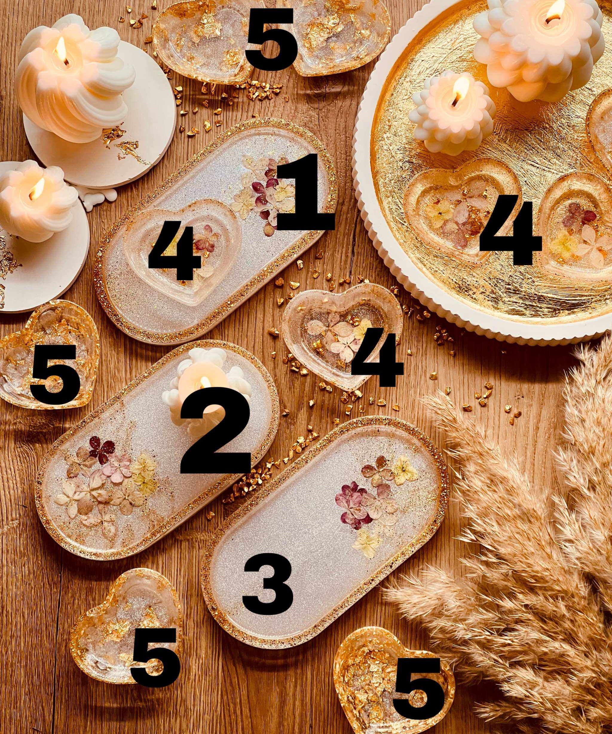 Handgemachte Schmuckschalen aus weißem Resin mit Gold und getrockneten Blumen als dekorative Ablagen für Schmuck oder Ringe.