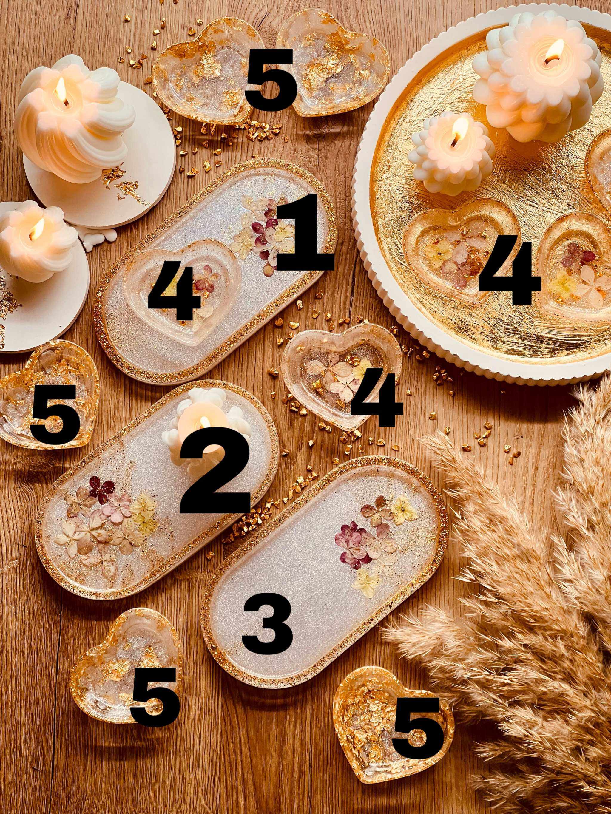 Handgemachte Schmuckschalen aus weißem Resin mit Gold und getrockneten Blumen als dekorative Ablagen für Schmuck oder Ringe.