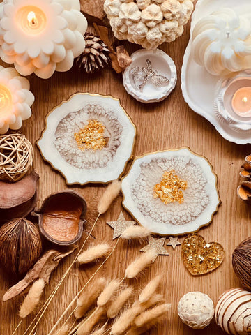 2 coasters made of resin in white with gold