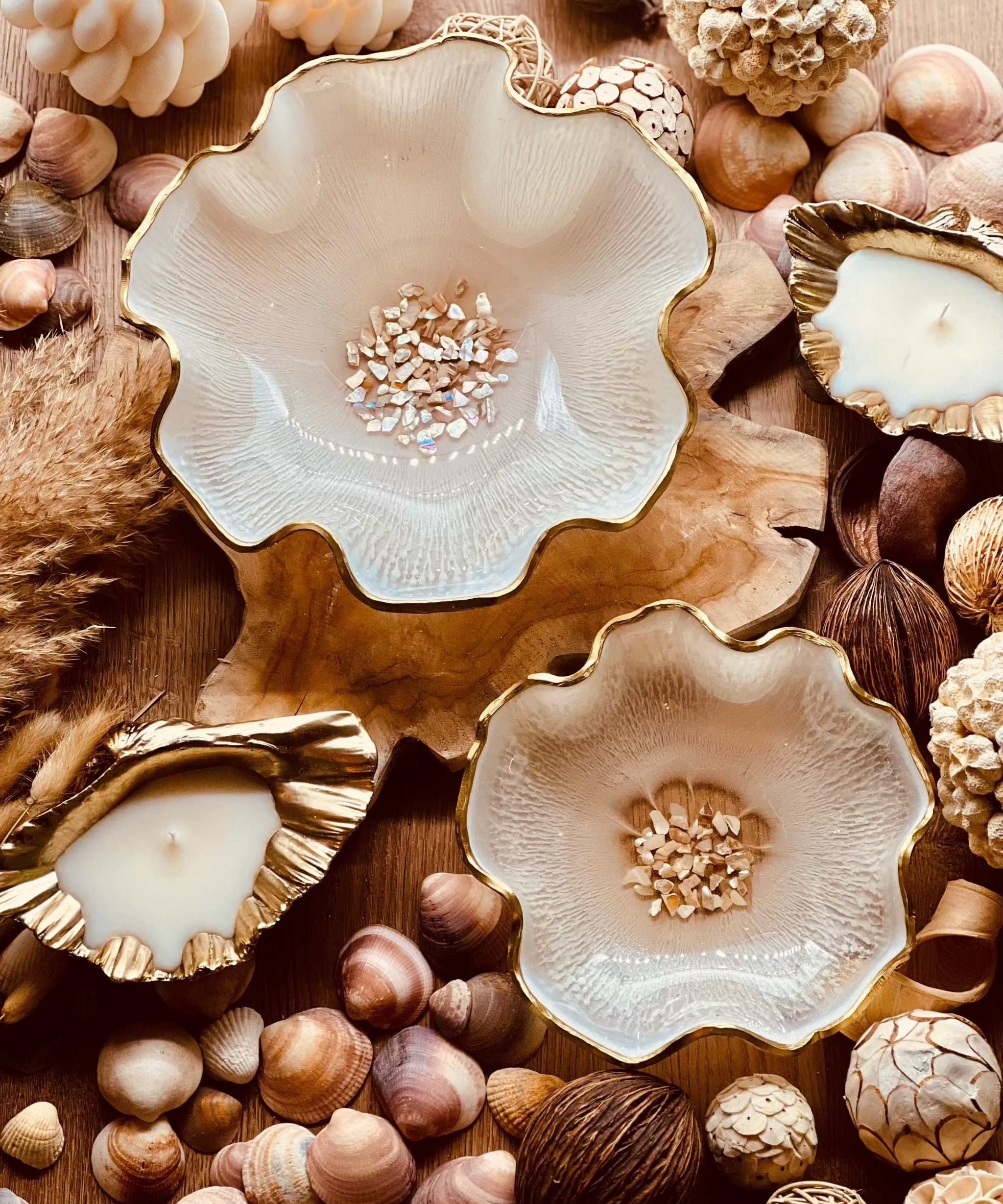 Handgemachte weiße Schalen aus Resin mit Perlmutt und Goldrand als Dekoration und Geschenkidee