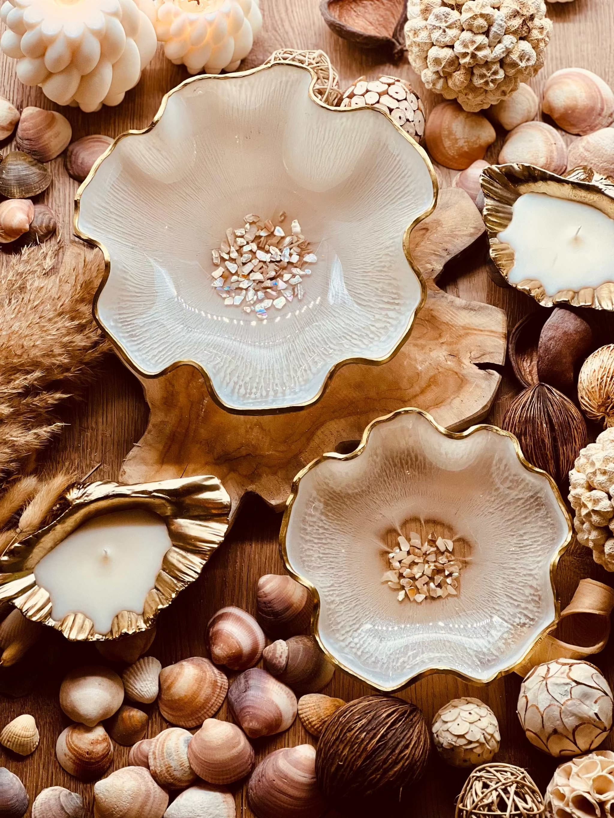 Handgemachte weiße Schalen aus Resin mit Perlmutt und Goldrand als Dekoration und Geschenkidee