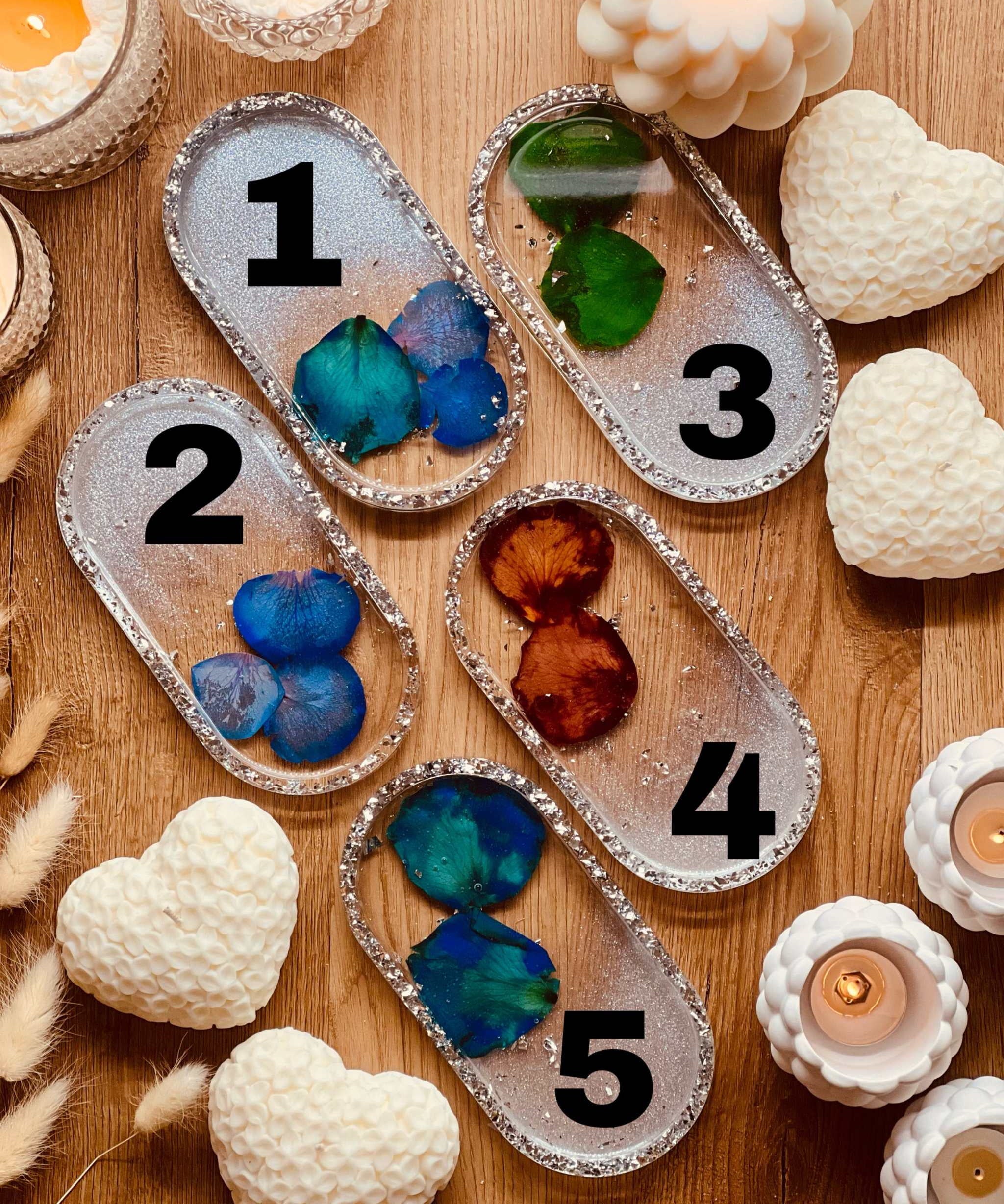 Handgemachte Schmuckschalen aus Resin mit silbernem Rand und bunten Rosenblättern als Dekoration und Geschenkidee