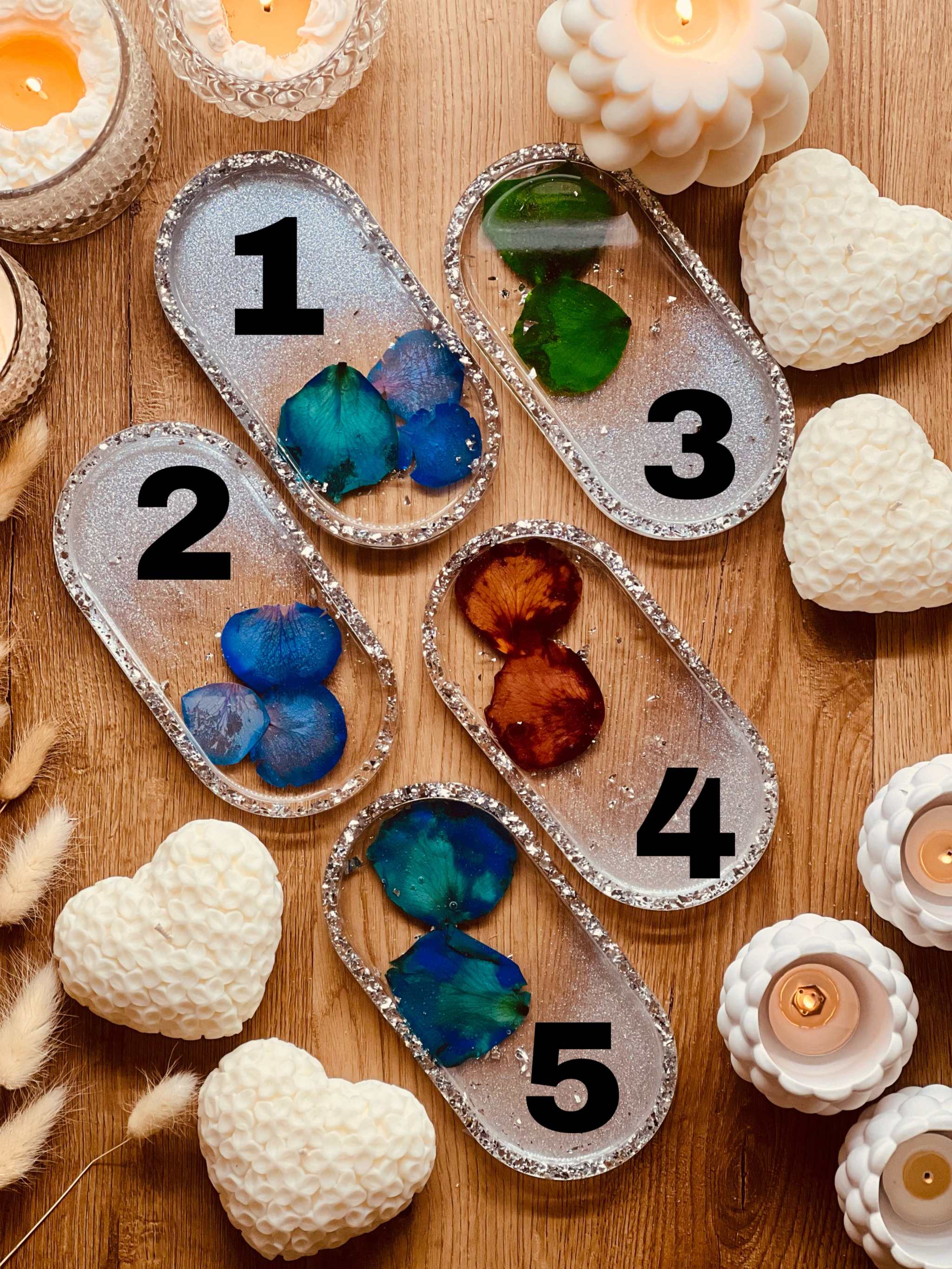 Handgemachte Schmuckschalen aus Resin mit silbernem Rand und bunten Rosenblättern als Dekoration und Geschenkidee