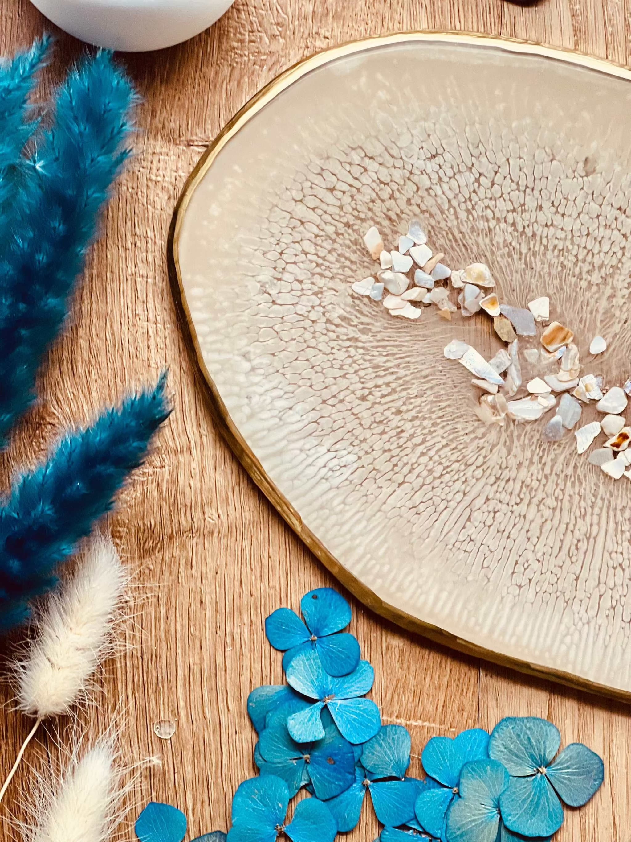 Beiges handgemachtes Tablett aus Resin mit goldenen Details und Perlmuttstücken, dekorativ und einzigartig, ca. 26x18cm
