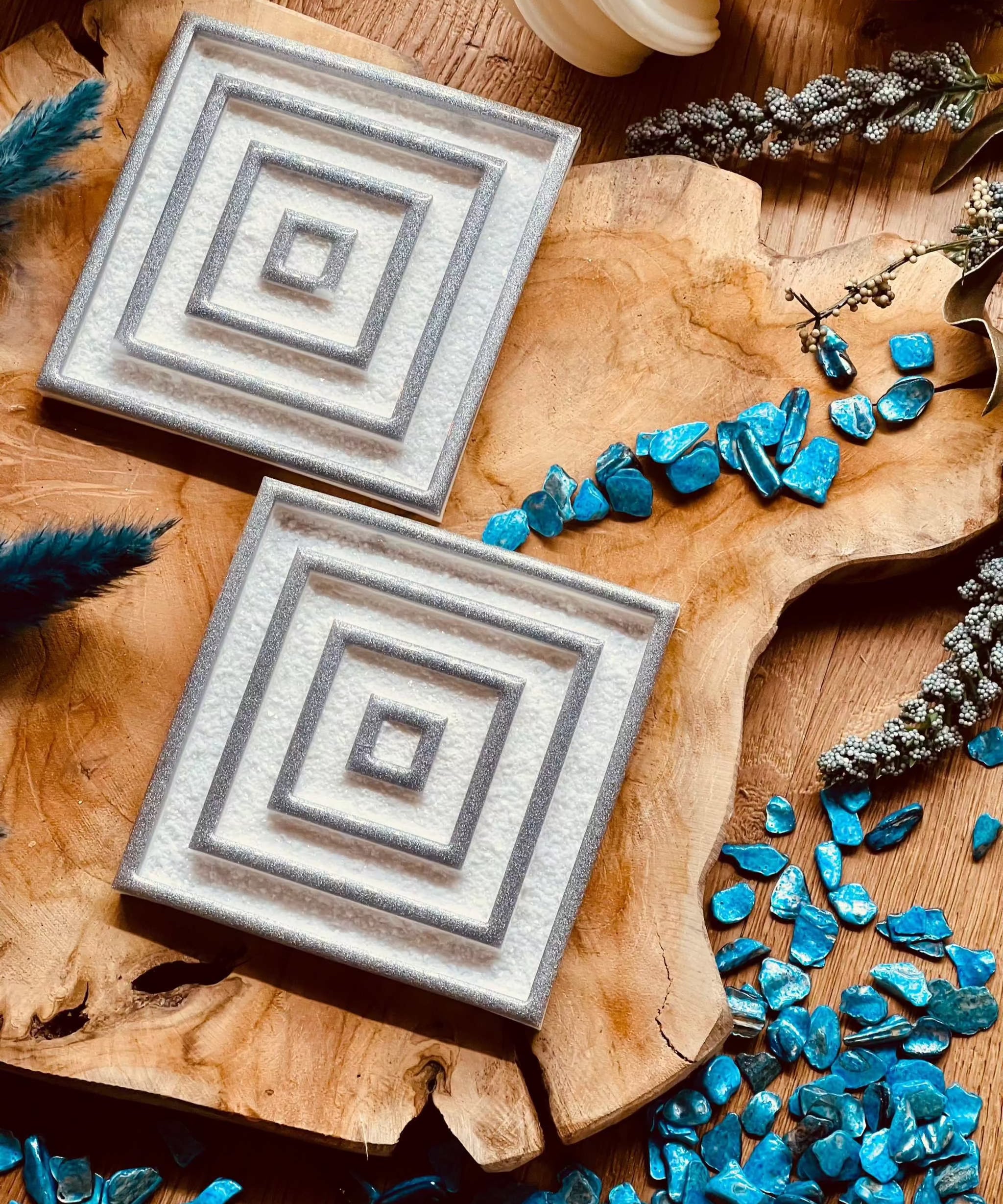 quadratische Untersetzer aus weißem Resin mit silbernem 3D Design handgemacht im 2er Set
