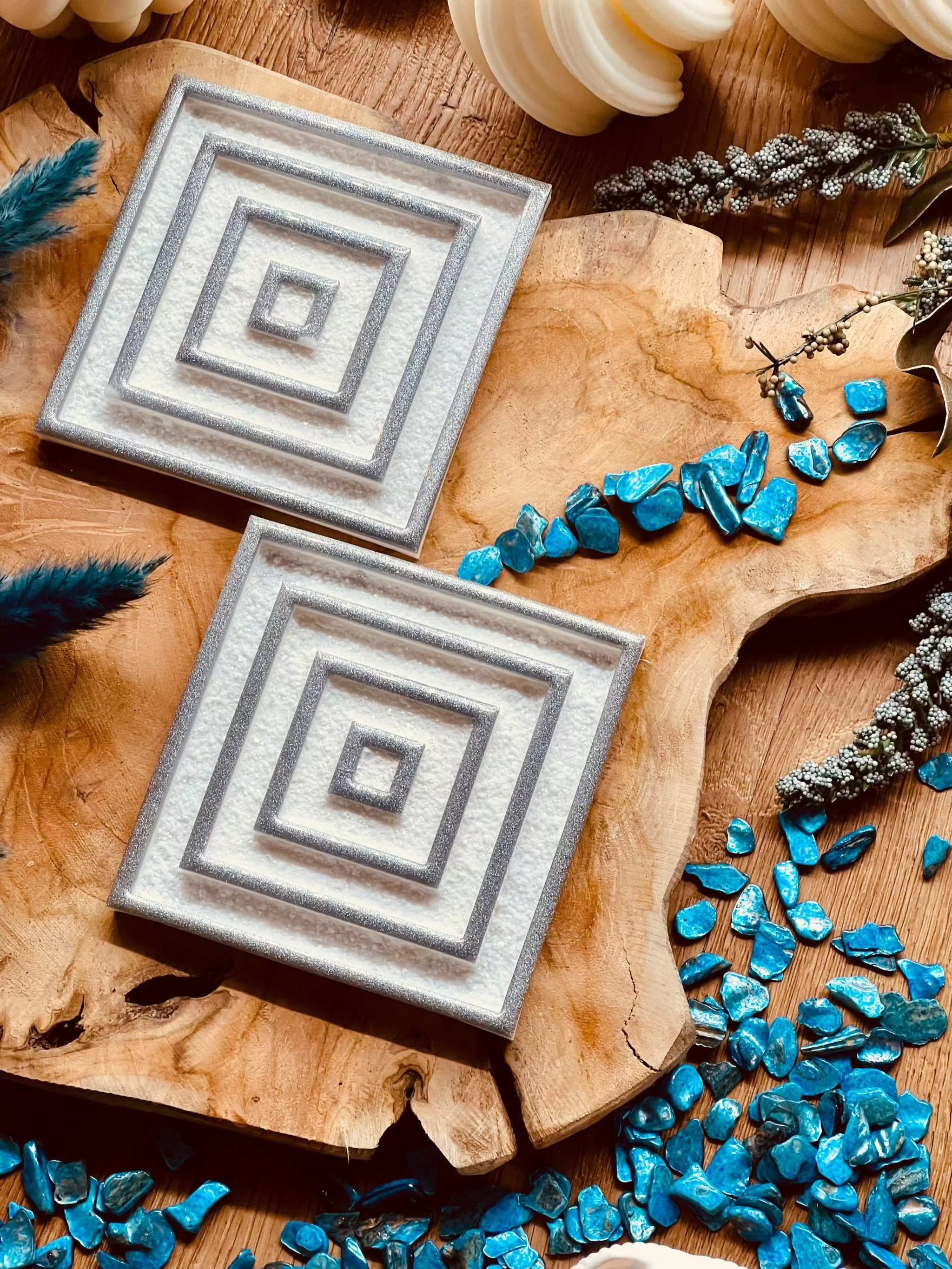 quadratische Untersetzer aus weißem Resin mit silbernem 3D Design handgemacht im 2er Set