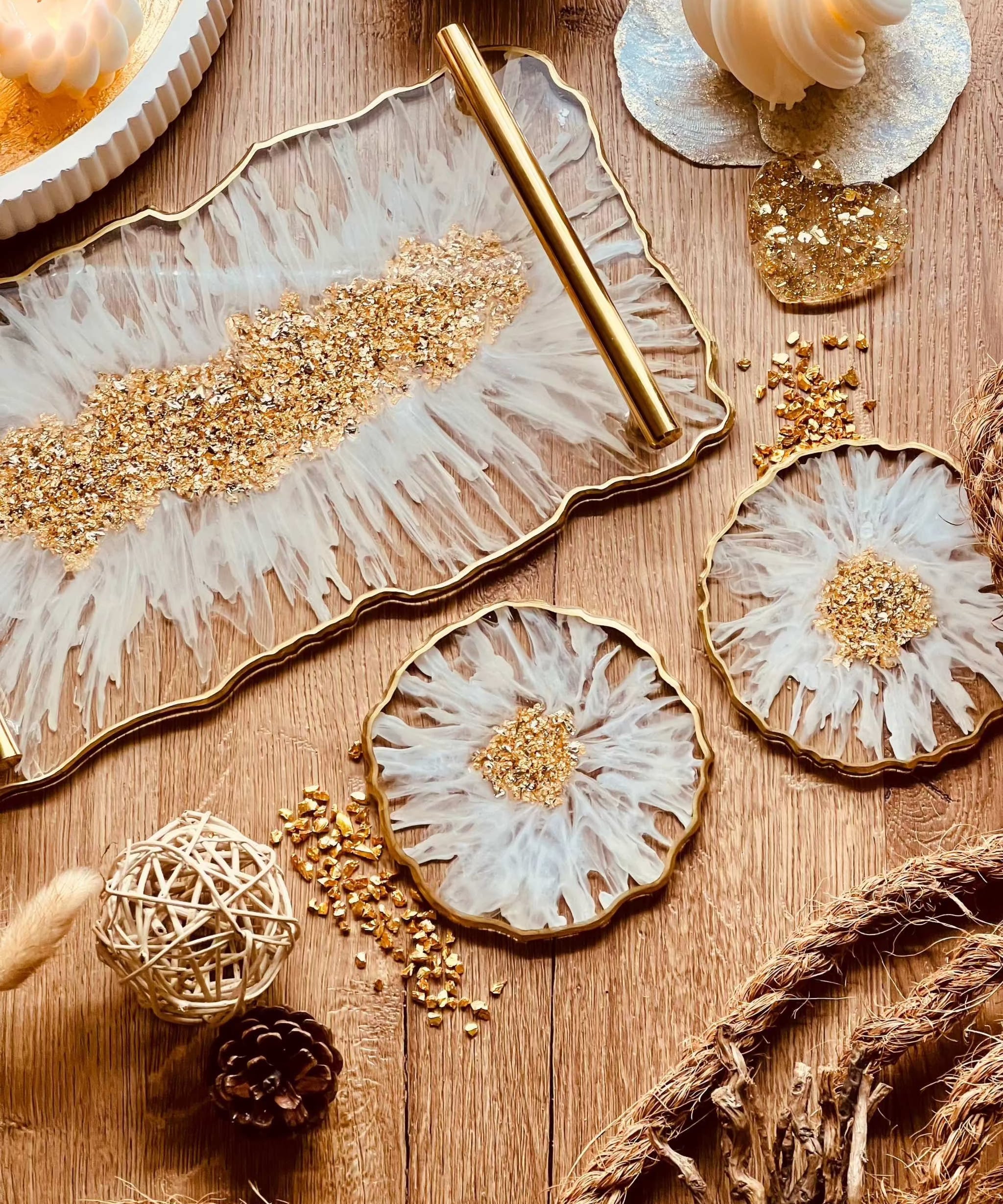 Weißes Resin Tablett und 2 Untersetzer mit goldenen 3D Details als handgemachte Unikate