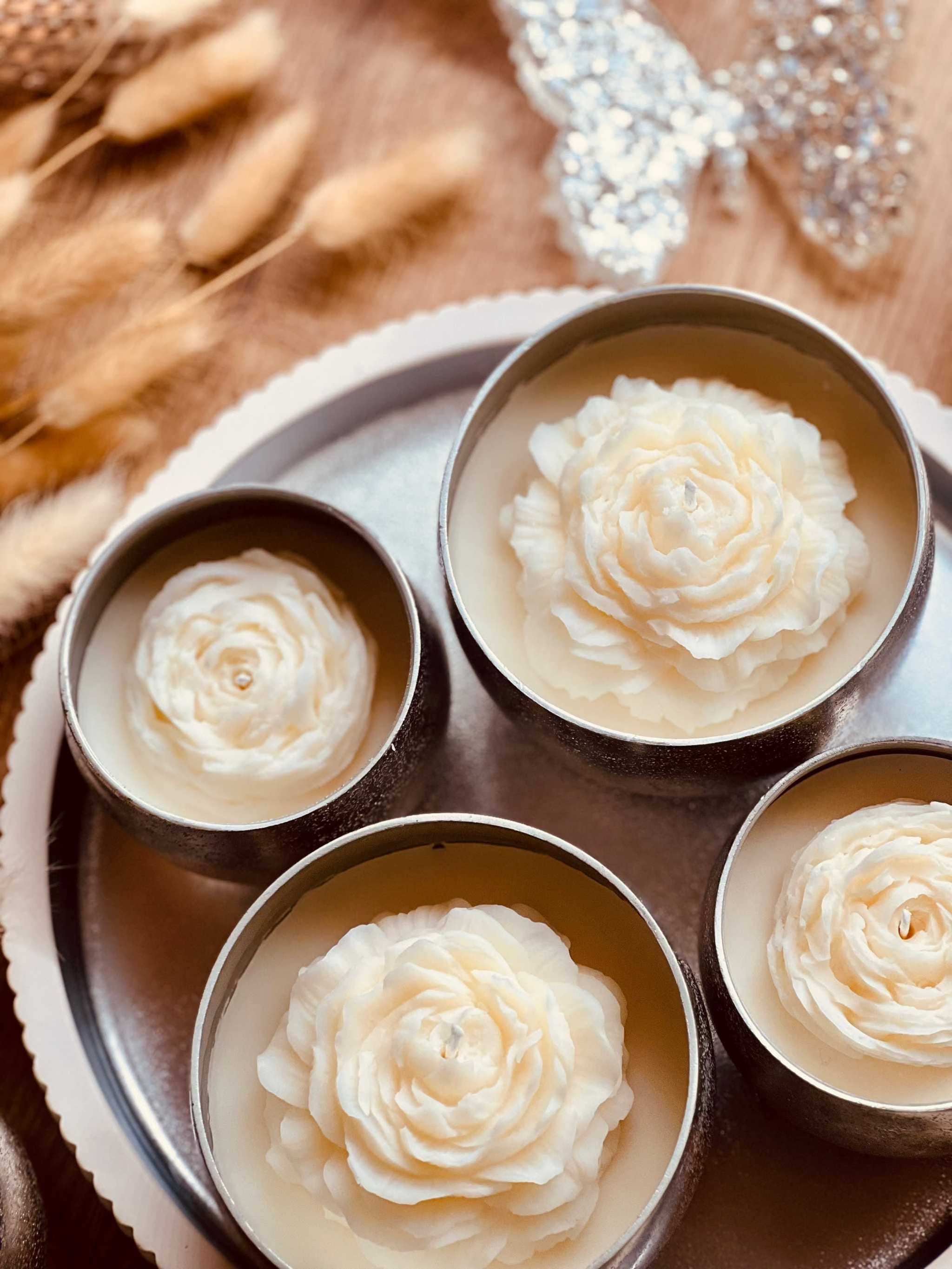 
Elegante Parfum-Duftkerze im Glas mit großer Wachsrose – ein besonderes Geschenk und dekorativer Raumduft