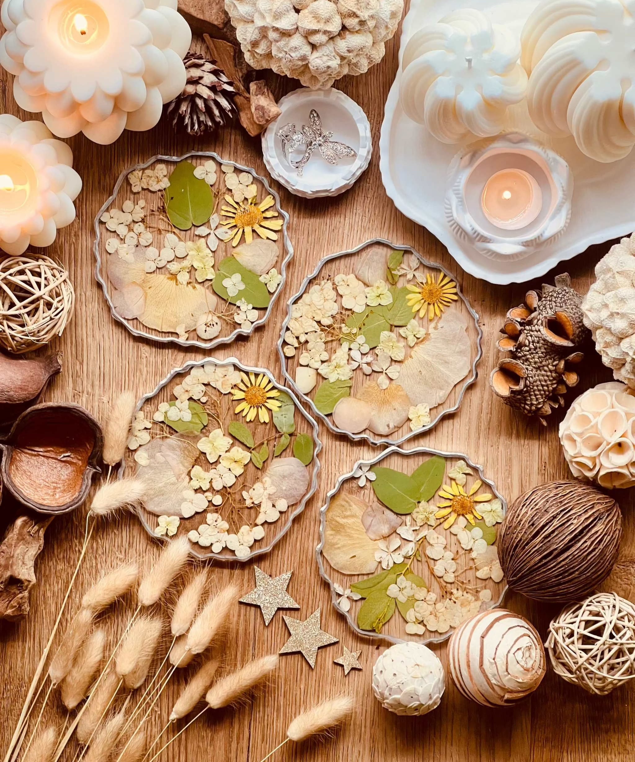 4 Untersetzer aus Resin mit echten Hortensien, Blumen und silbernen Details auf Holztisch mit Dekorationen